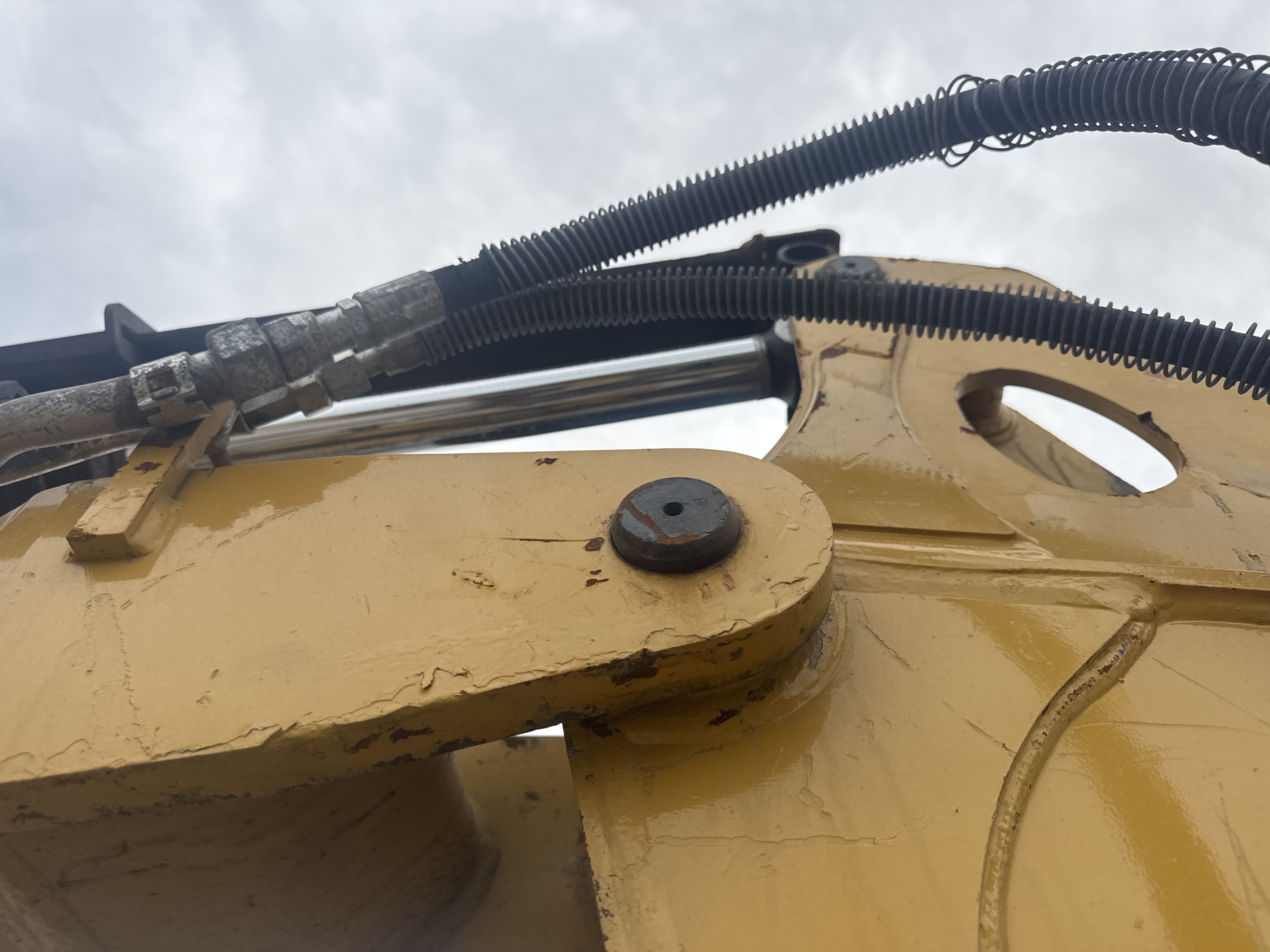 MNX-020-Cat-305E2-Mini-excavators-inspection-Chassis-Pin-and-bushings-boom-to-stick-1