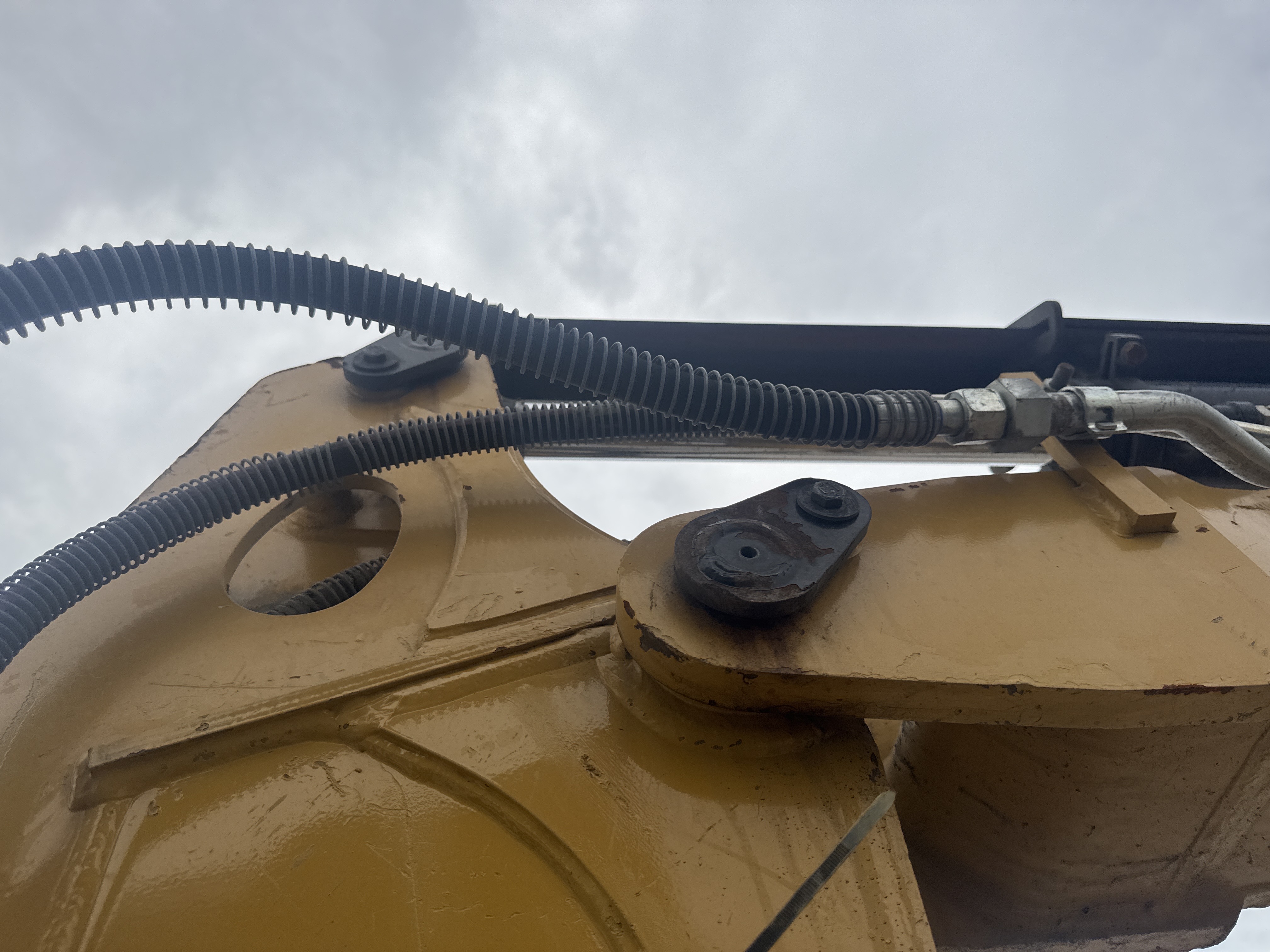 MNX-020-Cat-305E2-Mini-excavators-inspection-Chassis-Pin-and-bushings-stick-to-bucket-1