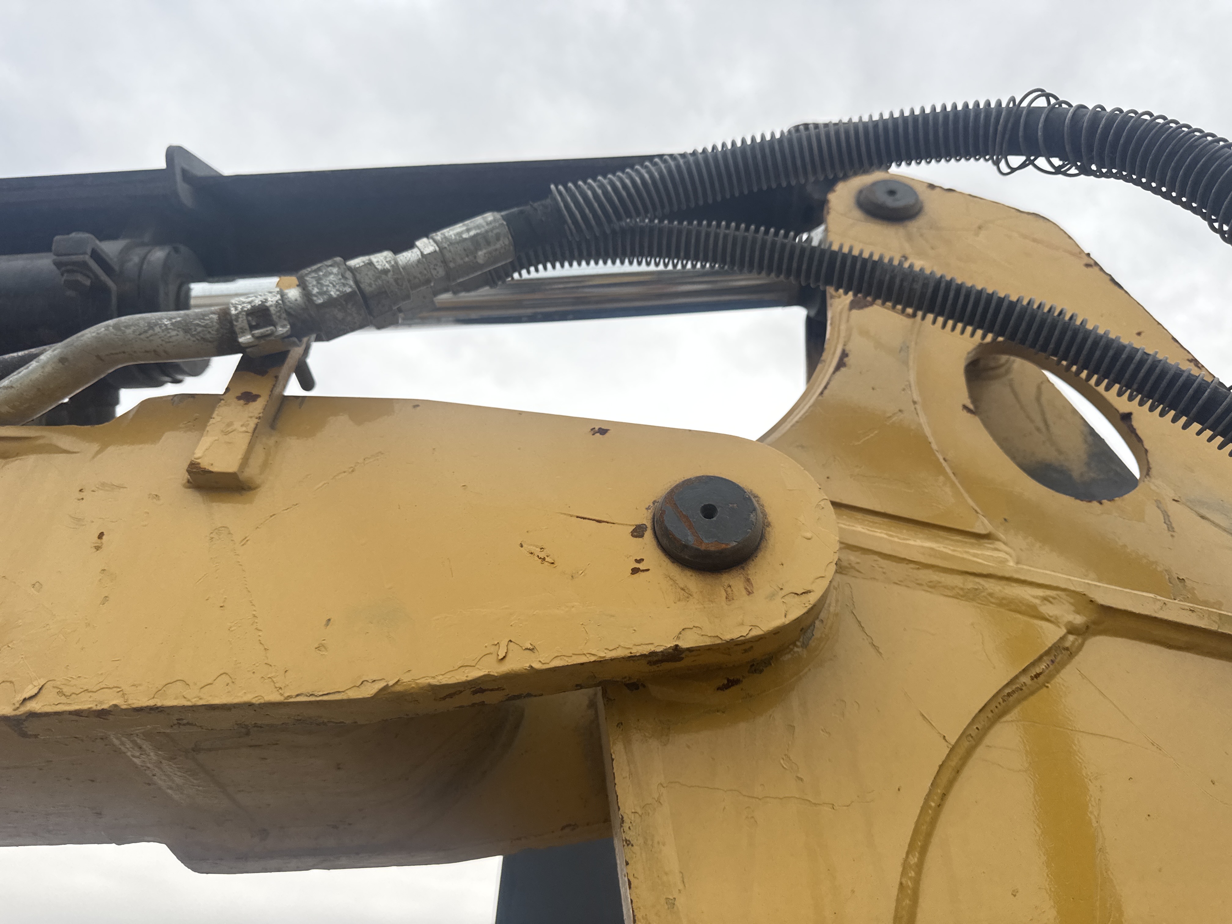 MNX-020-Cat-305E2-Mini-excavators-inspection-Chassis-Pin-and-bushings-stick-to-bucket-1