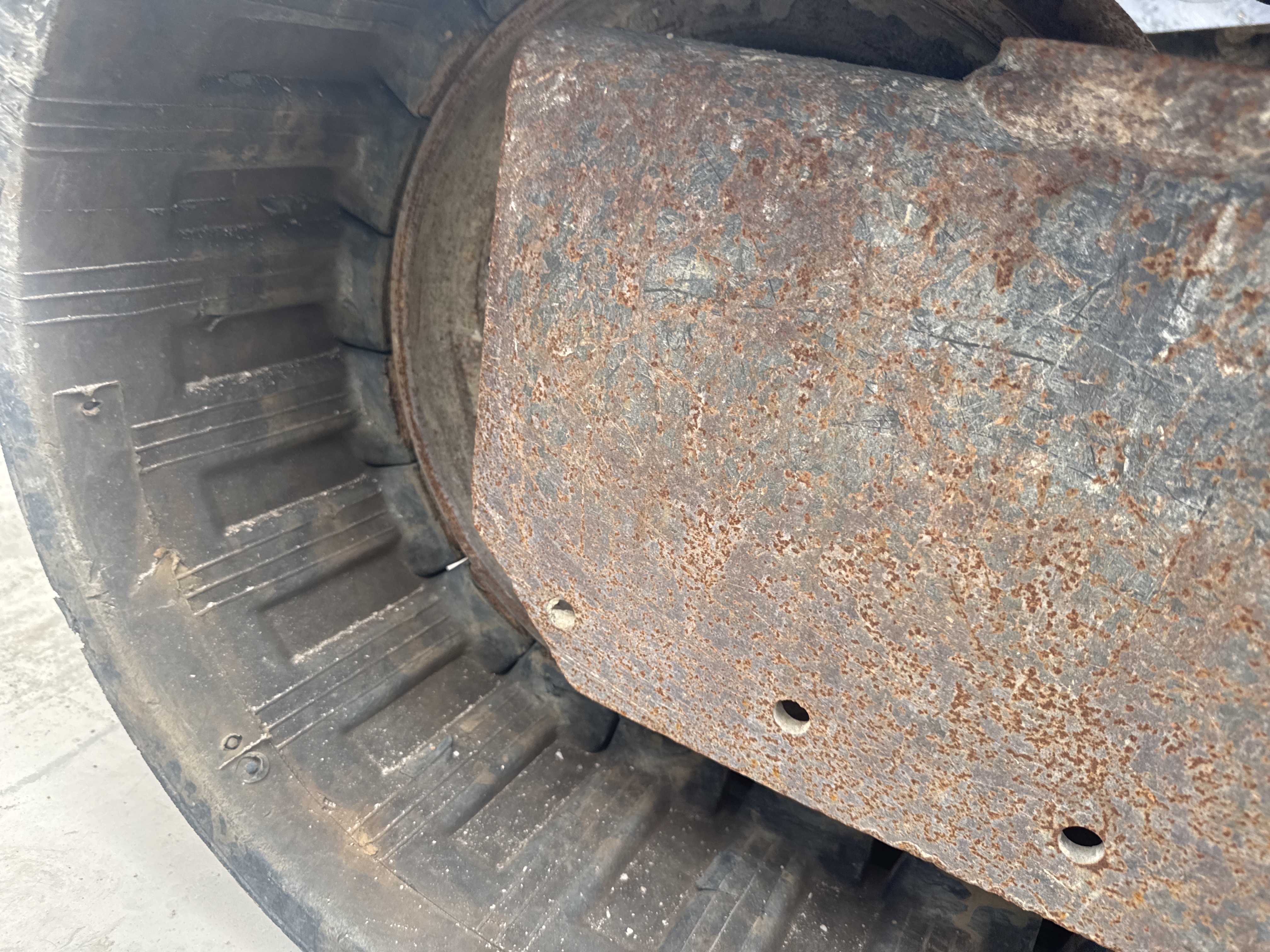 MNX-020-Cat-305E2-Mini-excavators-inspection-Undercarriage-left-idler-1