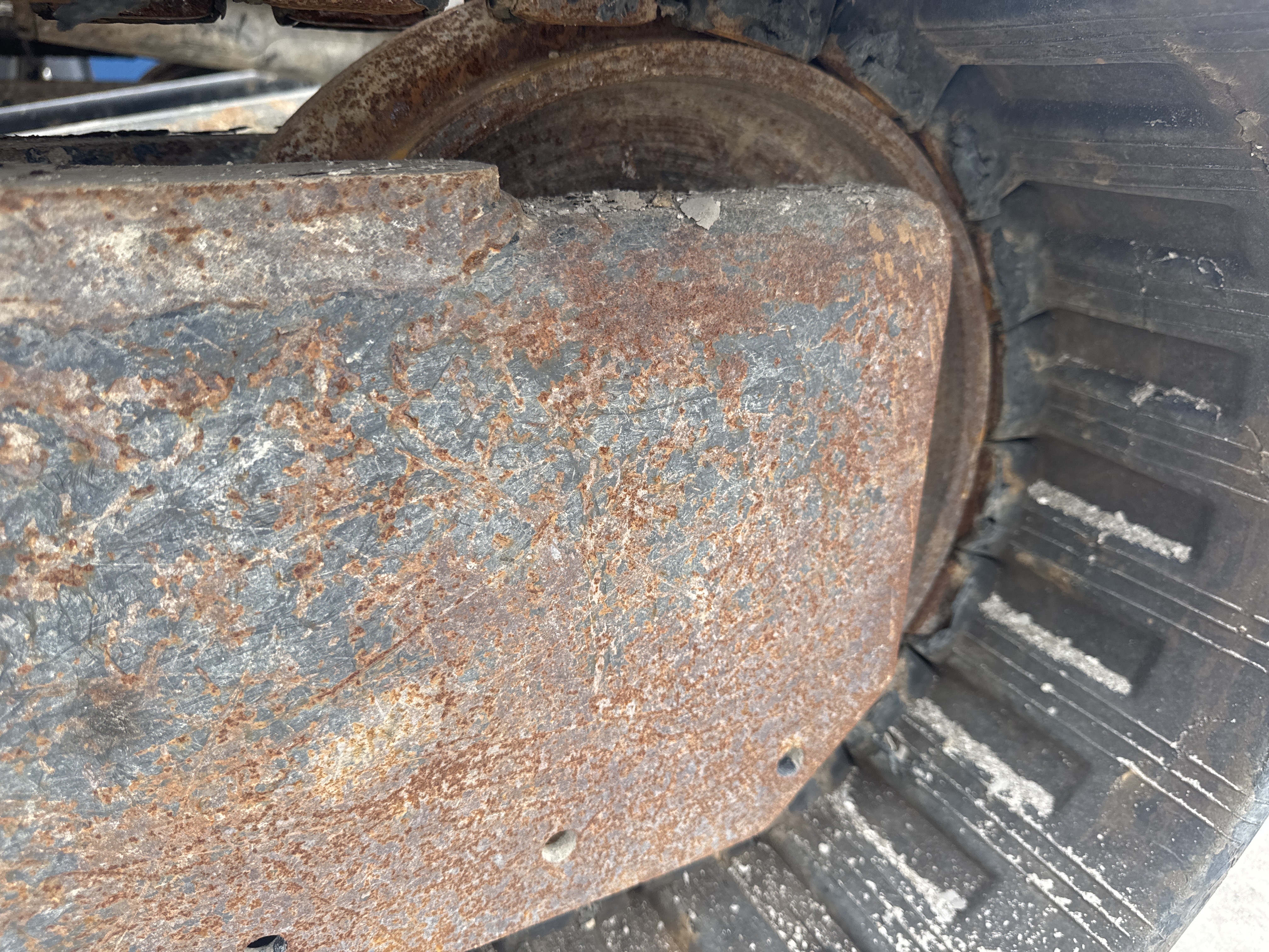 MNX-020-Cat-305E2-Mini-excavators-inspection-Undercarriage-Right-idler-1