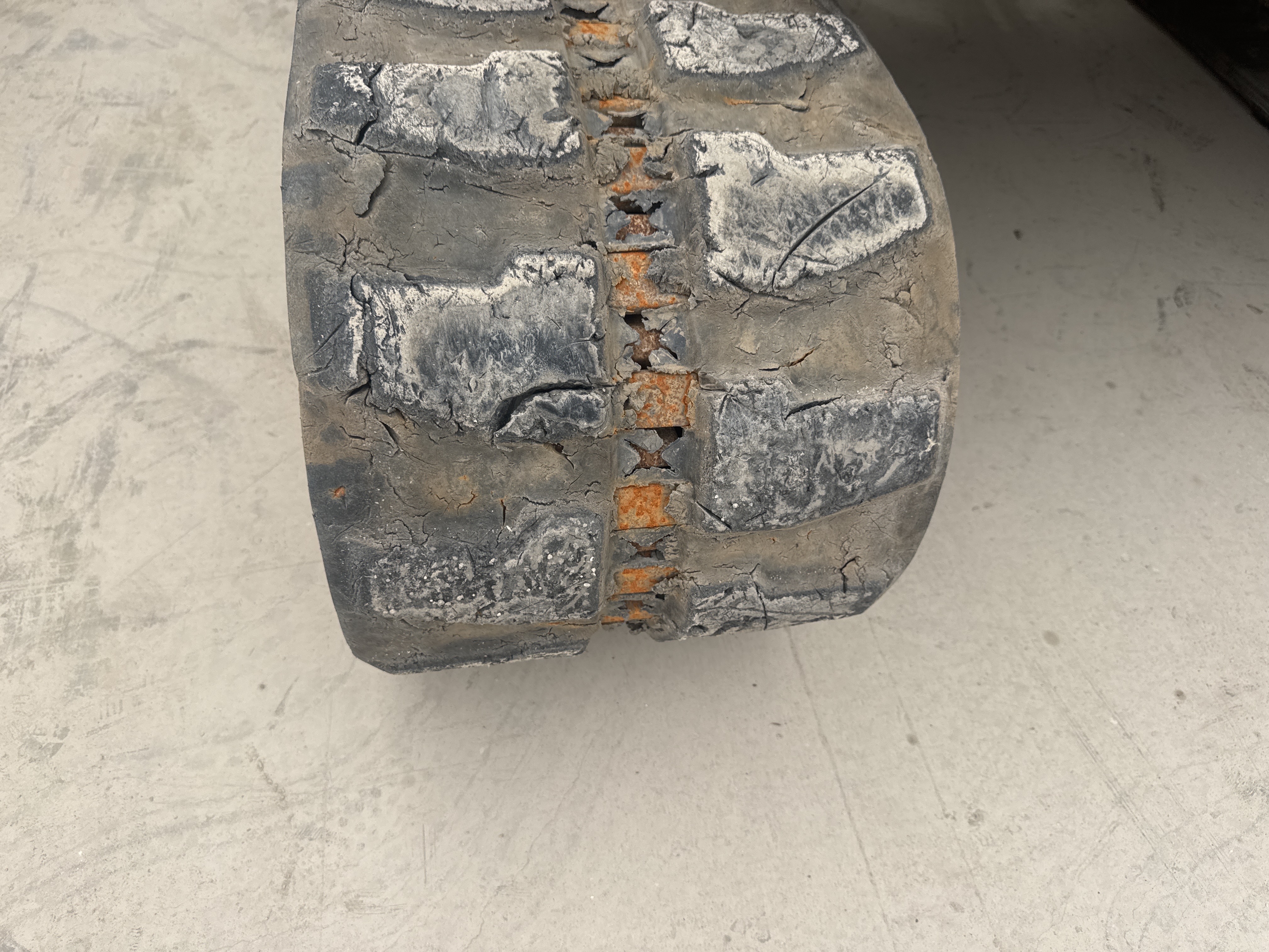 MNX-020-Cat-305E2-Mini-excavators-inspection-Undercarriage-Left-track-shoes-1