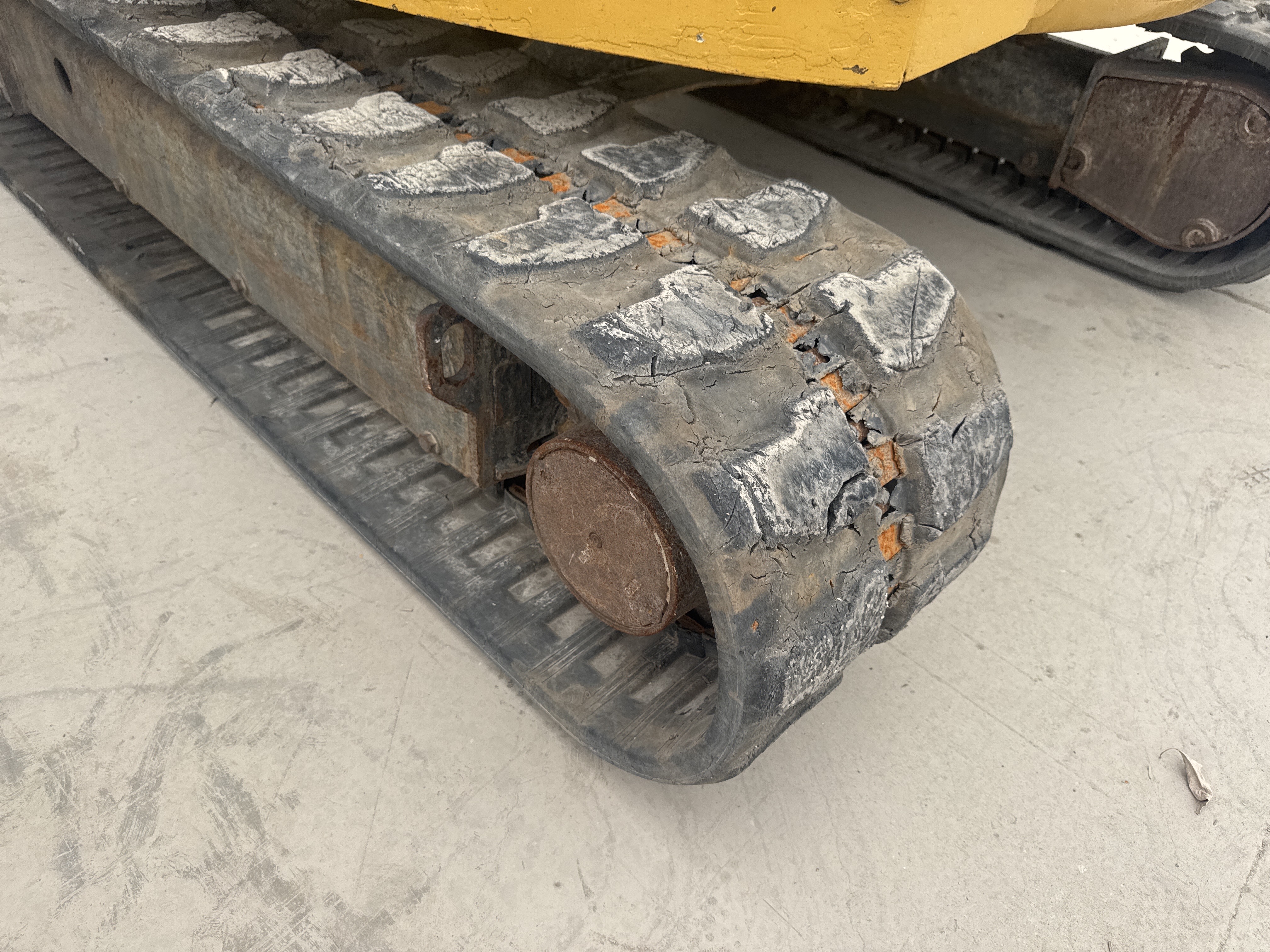MNX-020-Cat-305E2-Mini-excavators-inspection-Undercarriage-Left-track-shoes-1