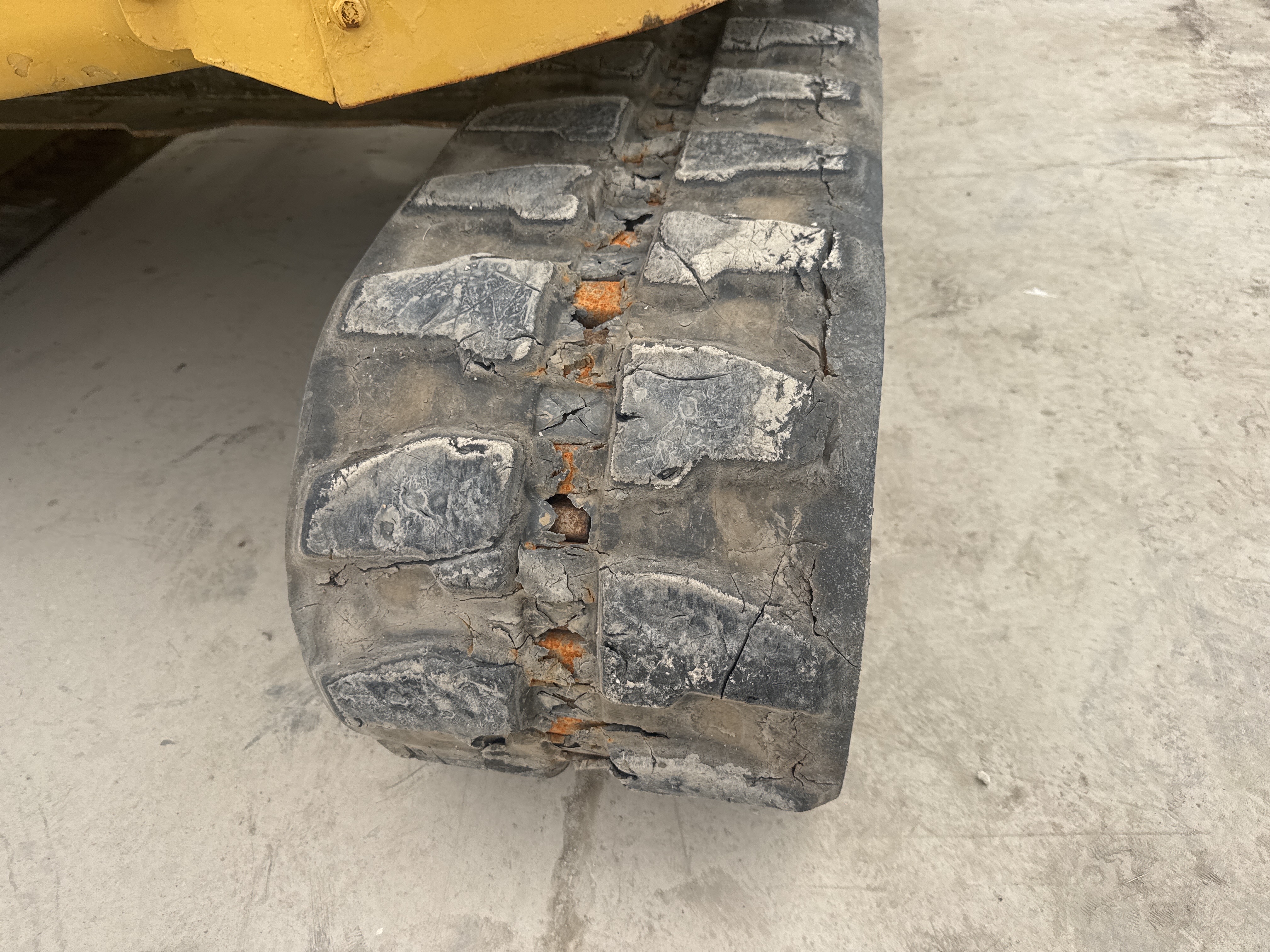 MNX-020-Cat-305E2-Mini-excavators-inspection-Undercarriage-Right-track-shoes-1
