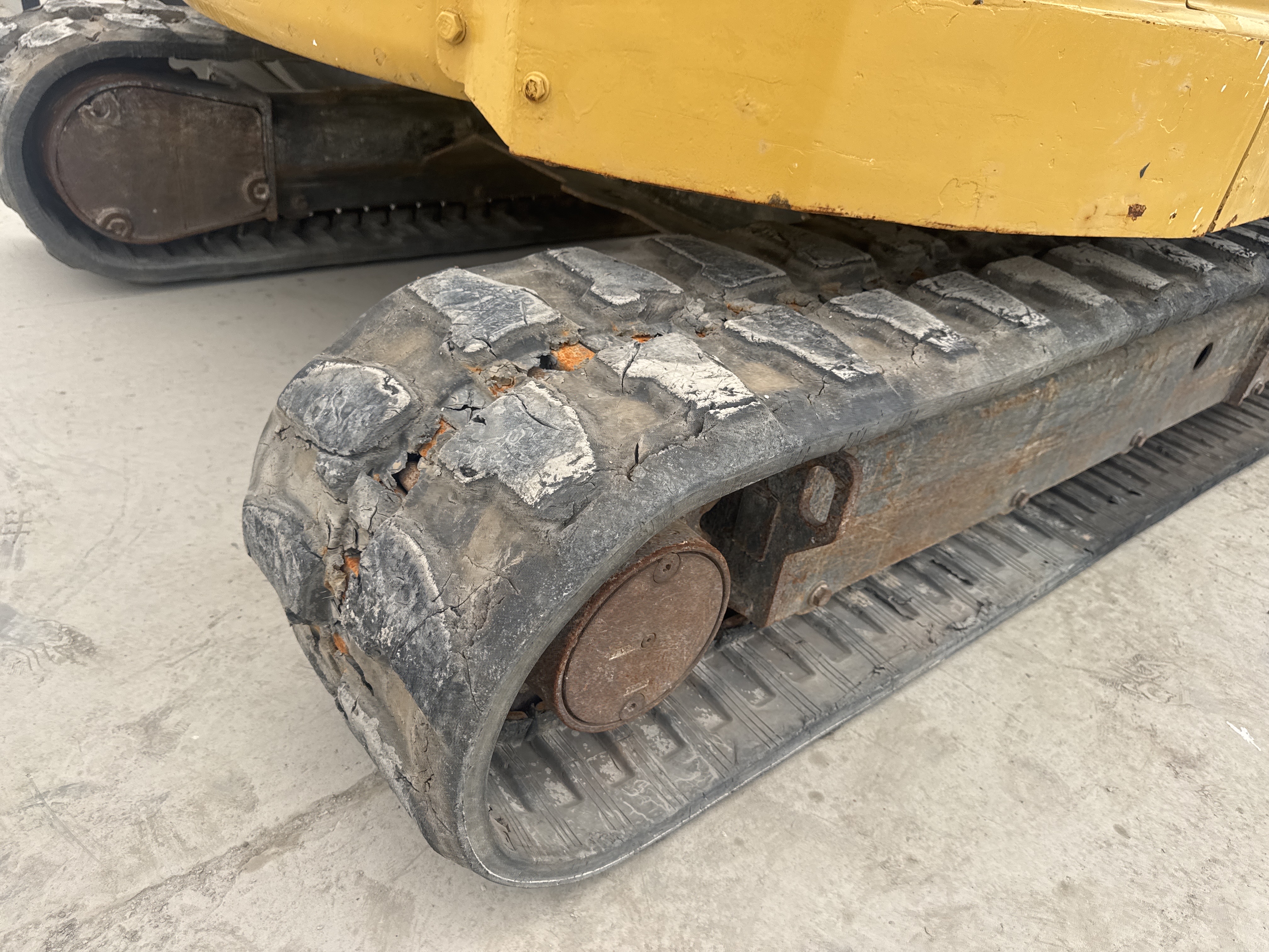 MNX-020-Cat-305E2-Mini-excavators-inspection-Undercarriage-Right-track-shoes-1