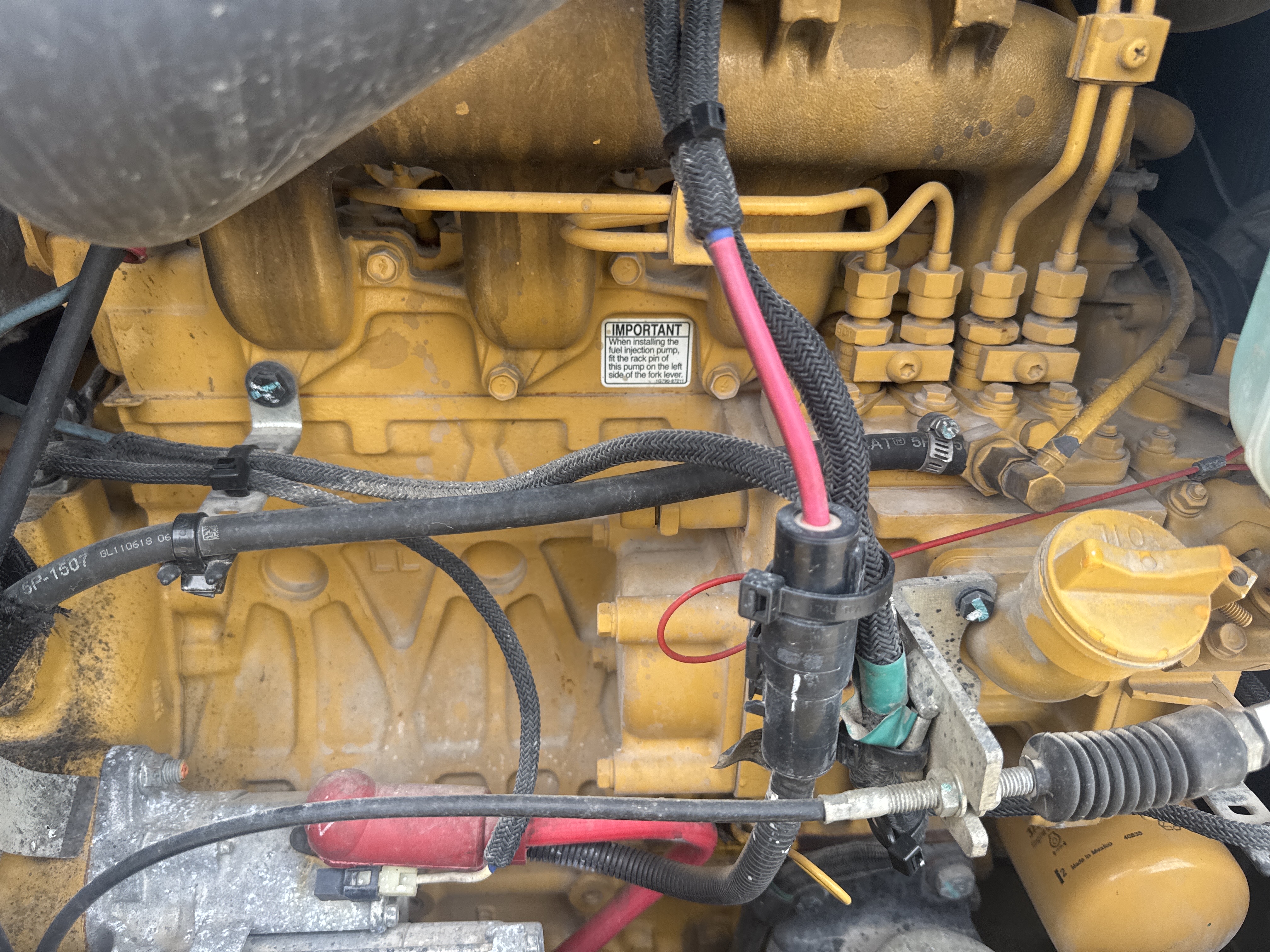 MNX-020-Cat-305E2-Mini-excavators-inspection-Engine-Engine-oil-leaks-1