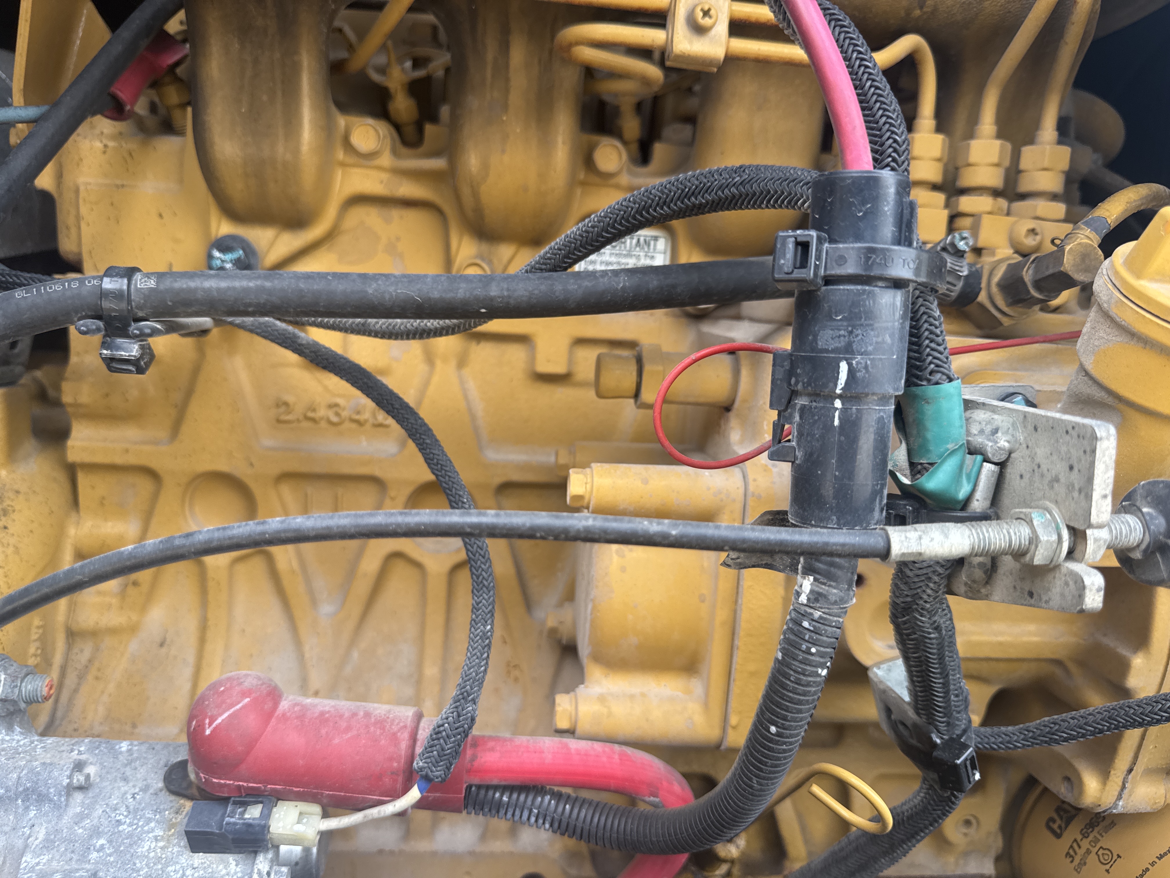 MNX-020-Cat-305E2-Mini-excavators-inspection-Engine-Engine-oil-leaks-1