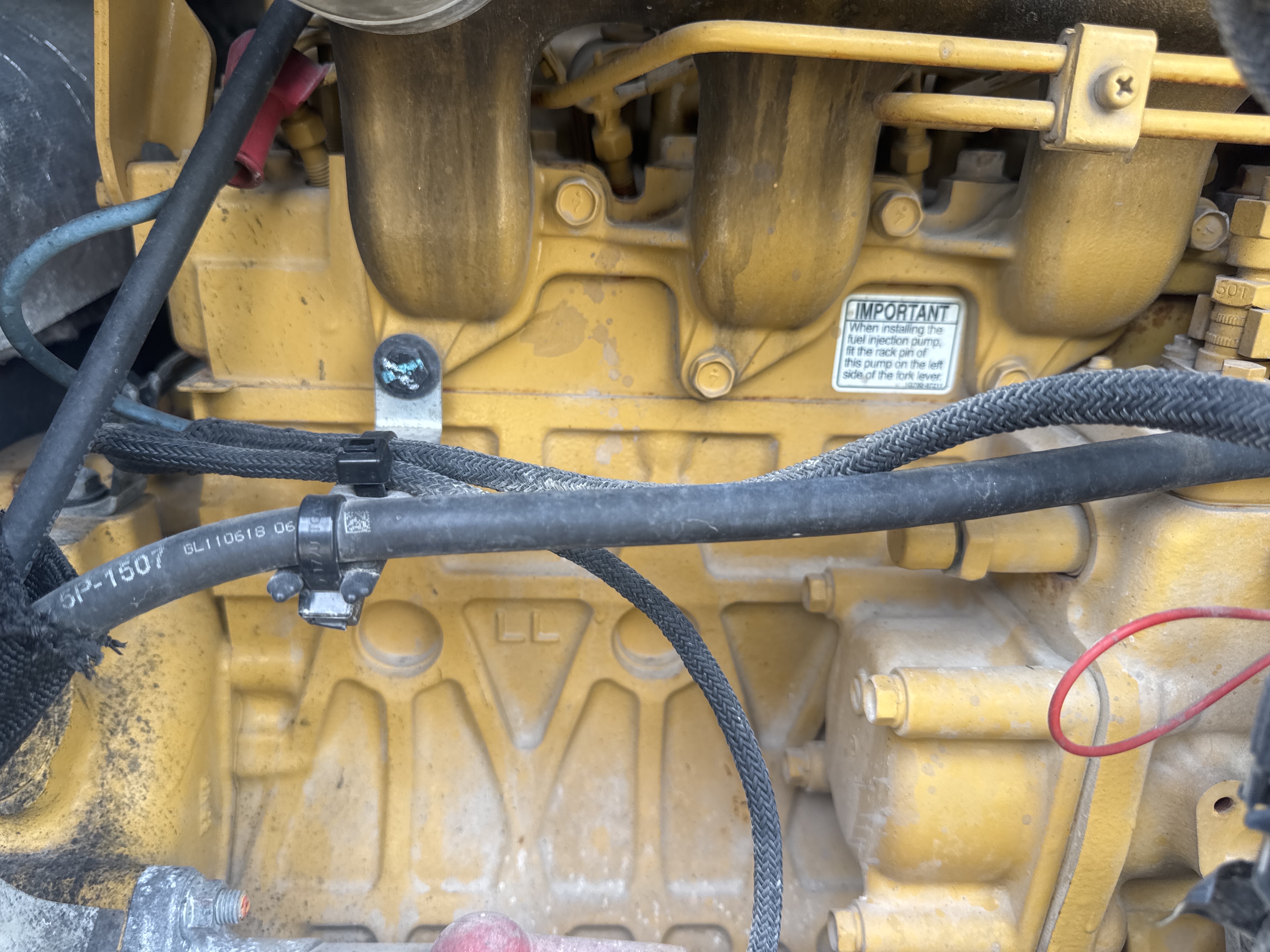 MNX-020-Cat-305E2-Mini-excavators-inspection-Engine-Engine-oil-leaks-1