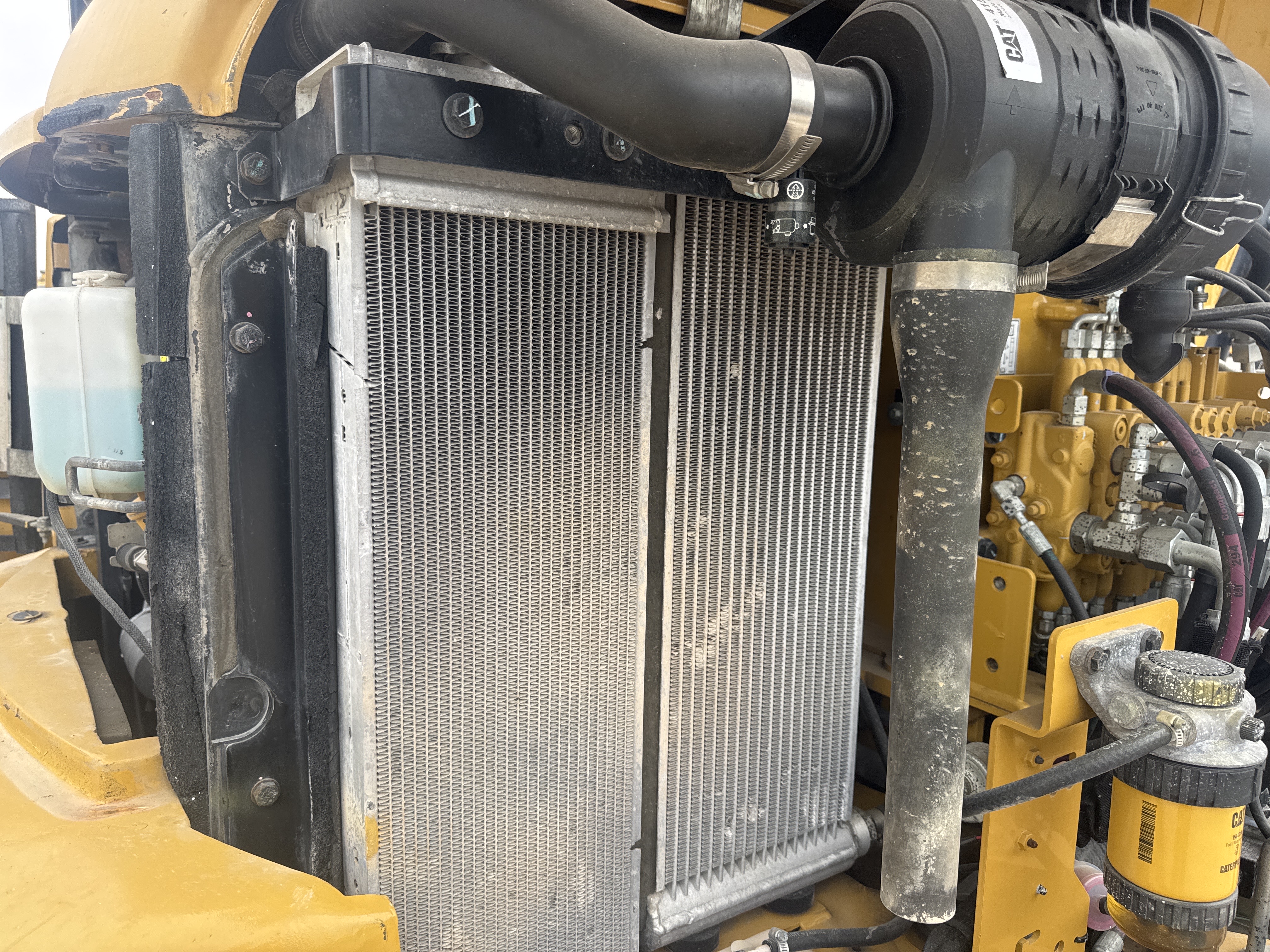 MNX-020-Cat-305E2-Mini-excavators-inspection-Engine-Radiator,-oil-cooler-and-air-cooler-1