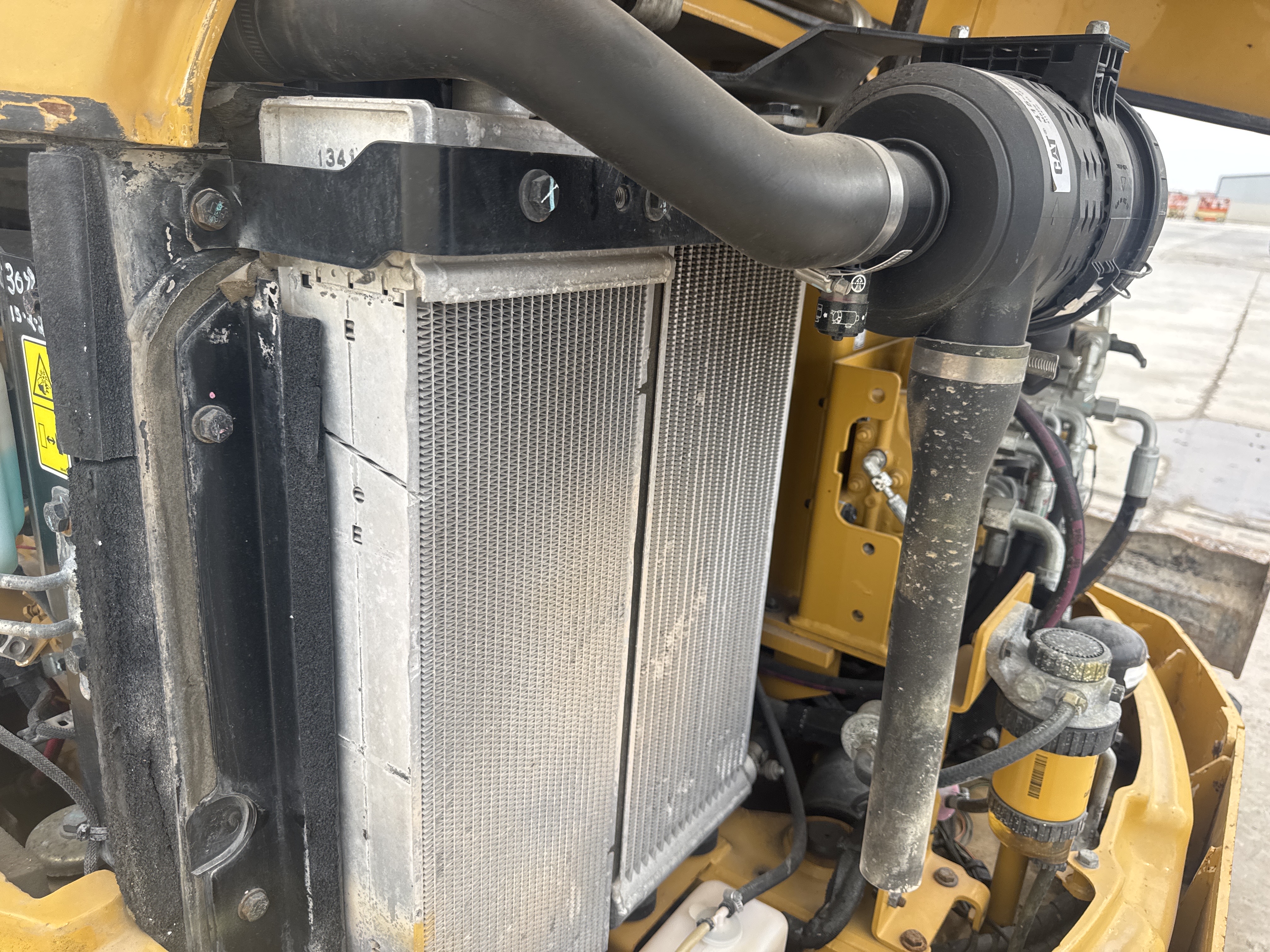 MNX-020-Cat-305E2-Mini-excavators-inspection-Engine-Radiator,-oil-cooler-and-air-cooler-1