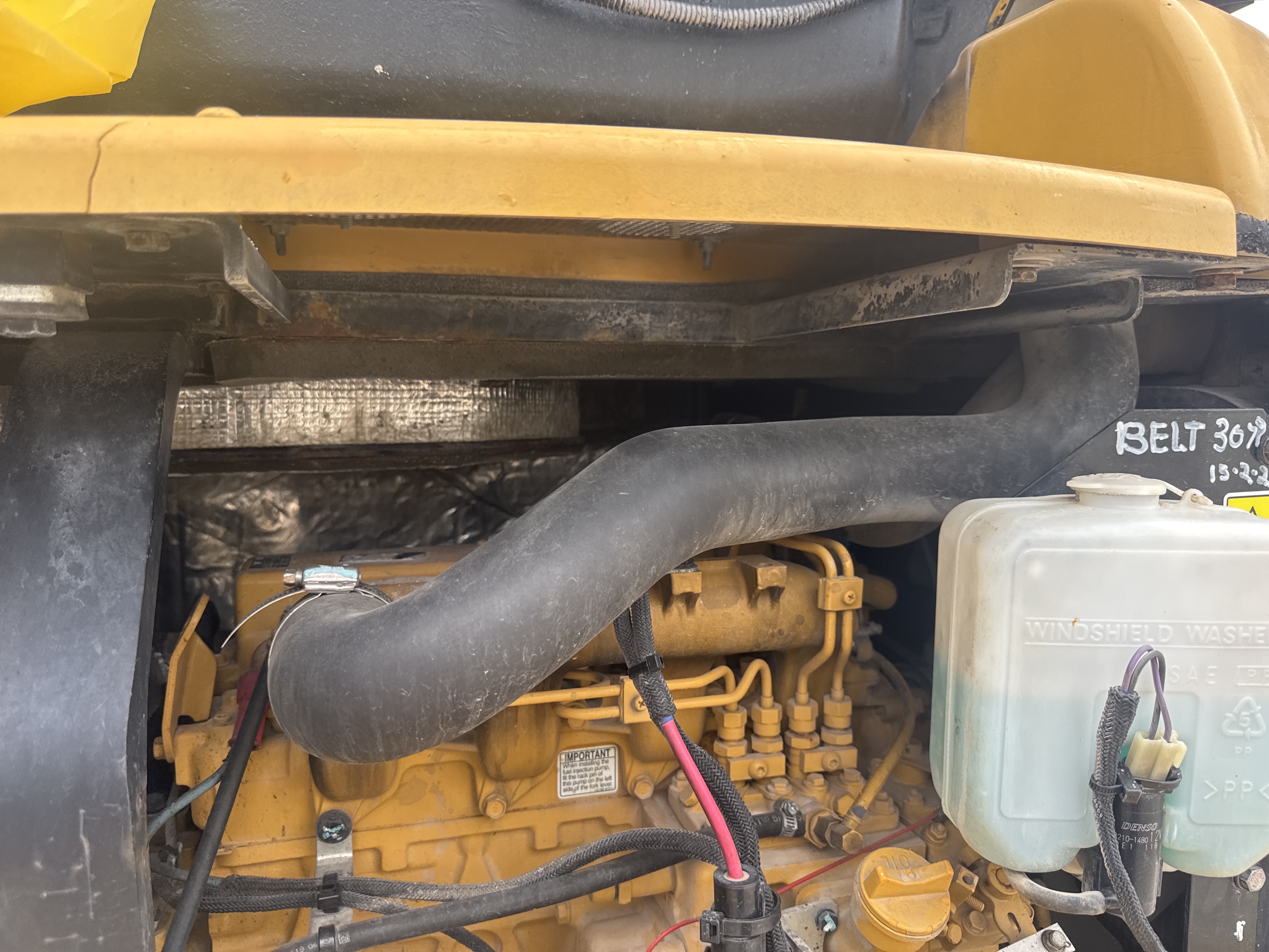 MNX-020-Cat-305E2-Mini-excavators-inspection-Engine-Hoses-1