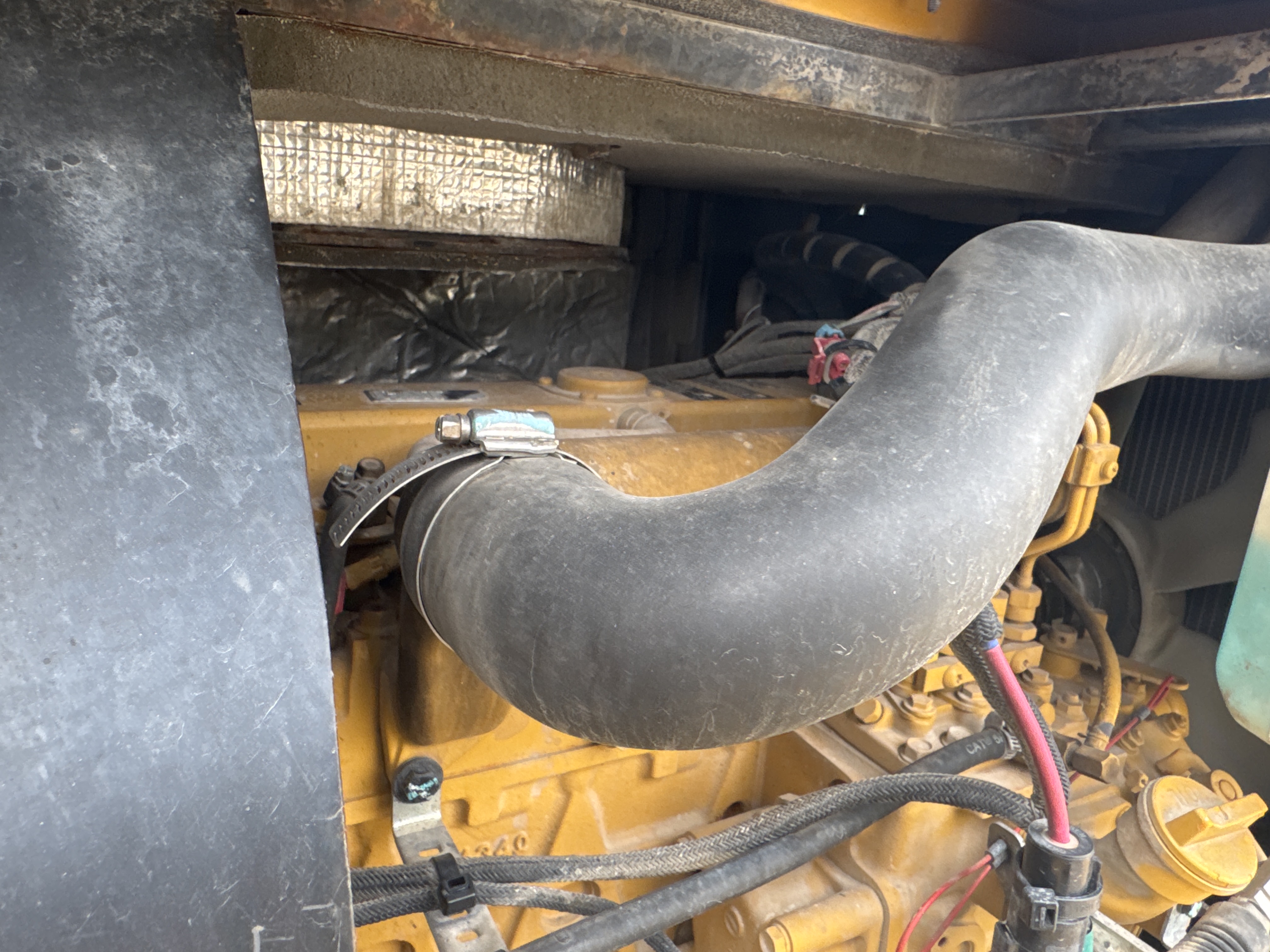 MNX-020-Cat-305E2-Mini-excavators-inspection-Engine-Hoses-1