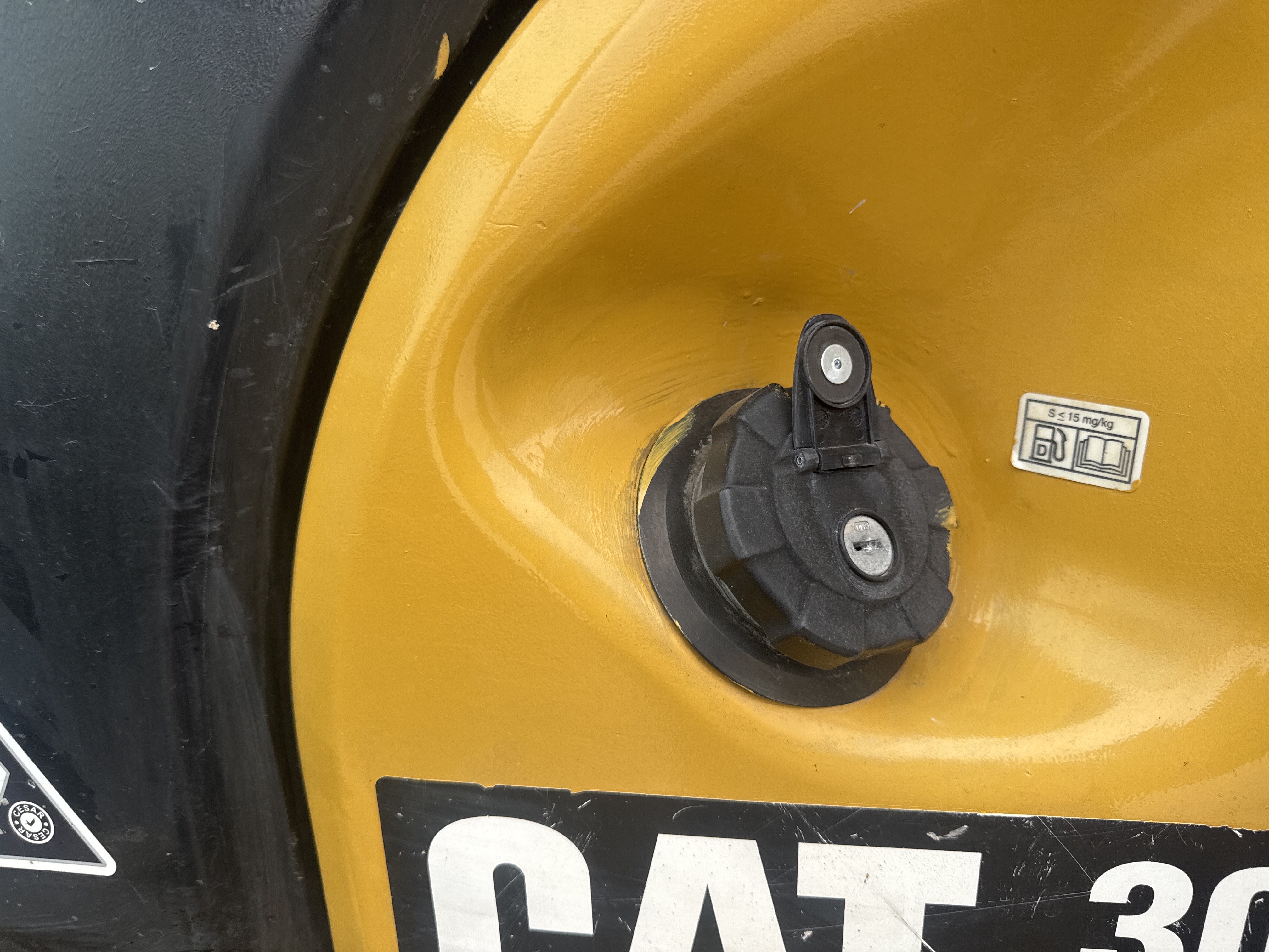 MNX-020-Cat-305E2-Mini-excavators-inspection-Engine-Fuel-tank-1