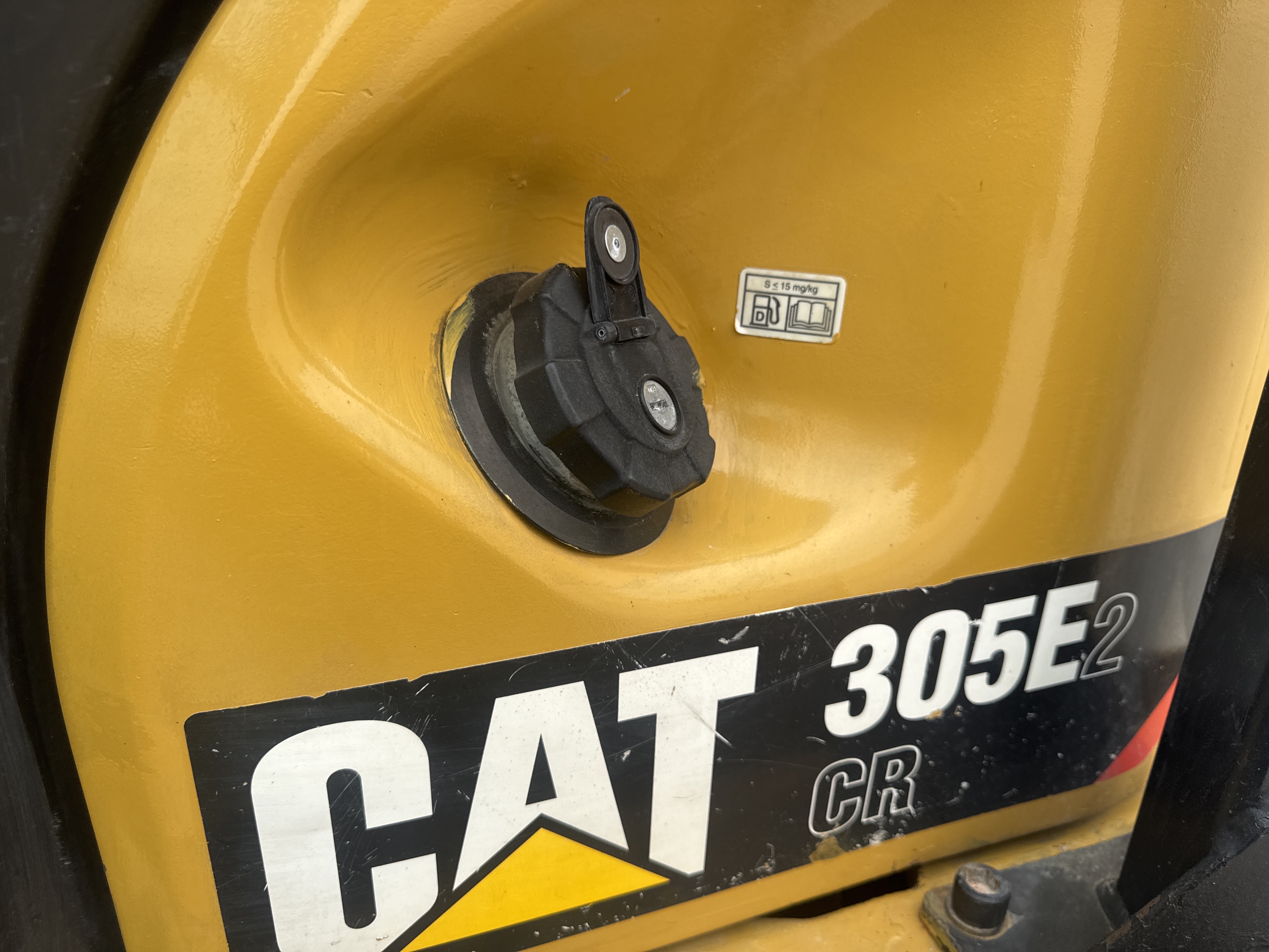 MNX-020-Cat-305E2-Mini-excavators-inspection-Engine-Fuel-tank-1