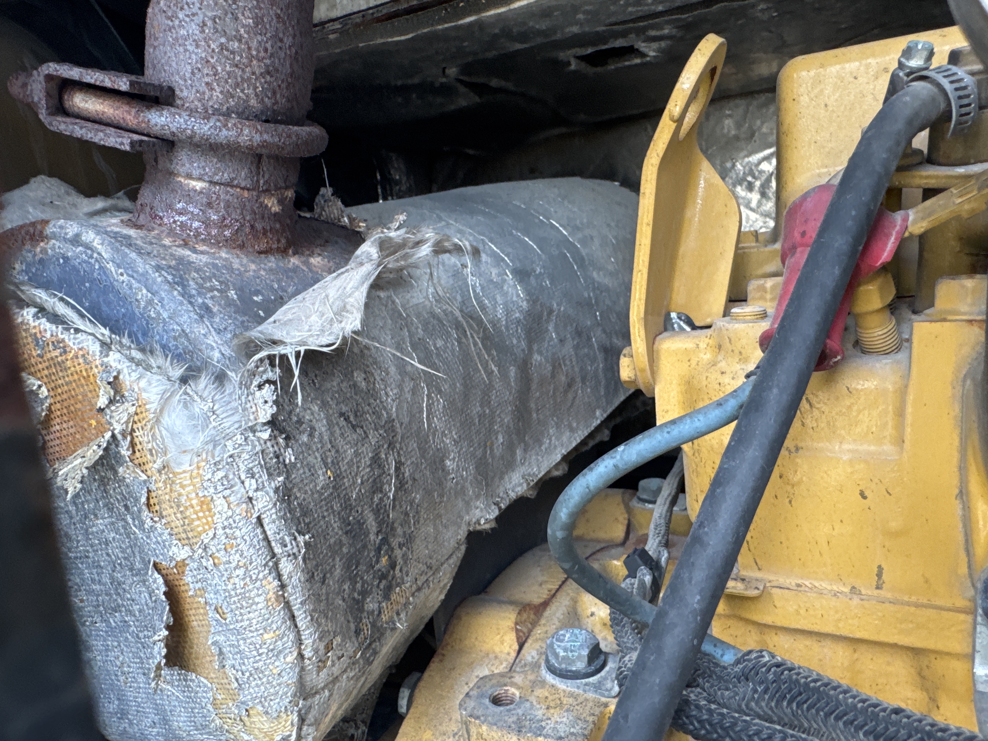 MNX-020-Cat-305E2-Mini-excavators-inspection-Engine-Exhaust-system-1