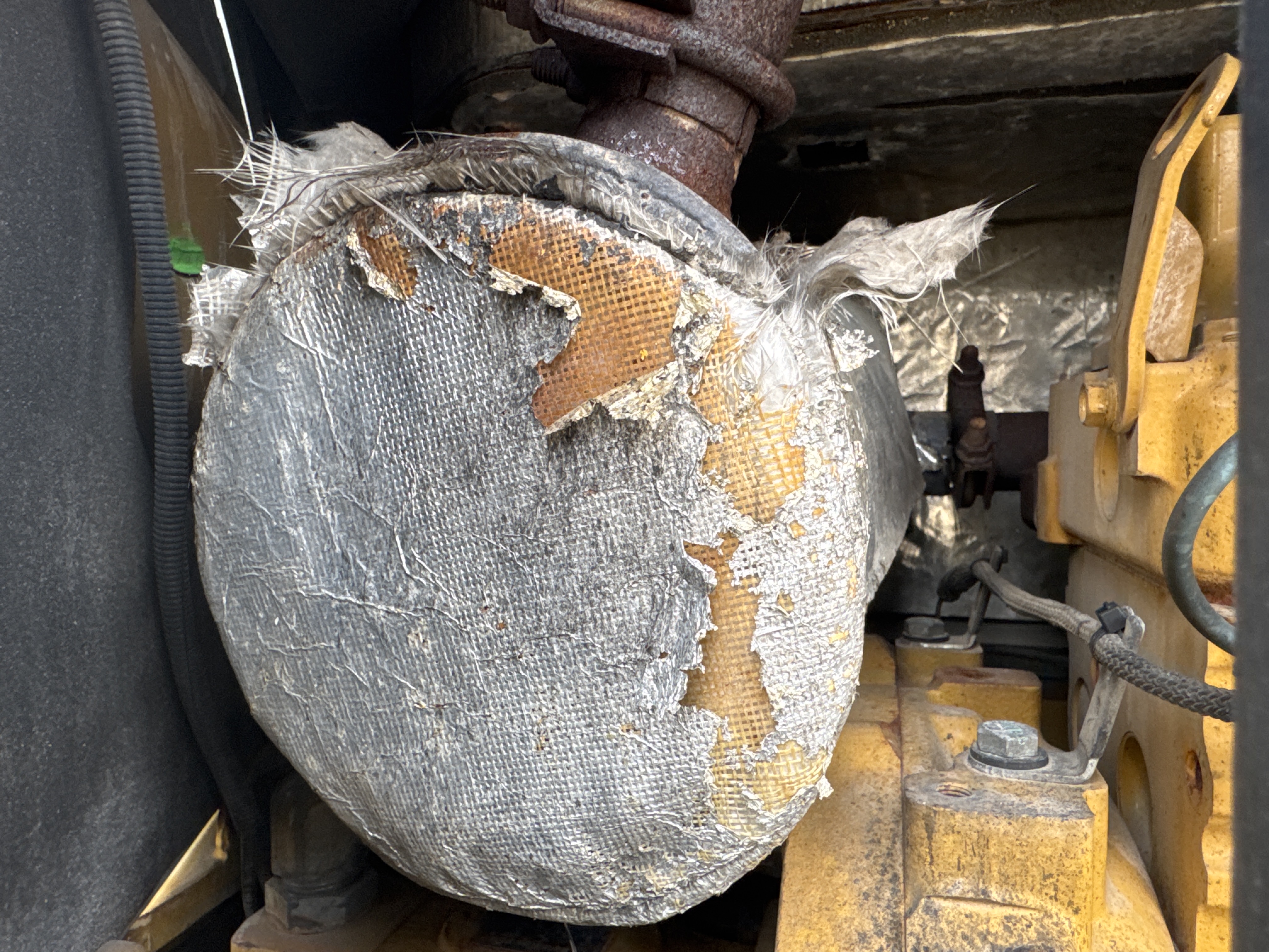 MNX-020-Cat-305E2-Mini-excavators-inspection-Engine-Exhaust-system-1