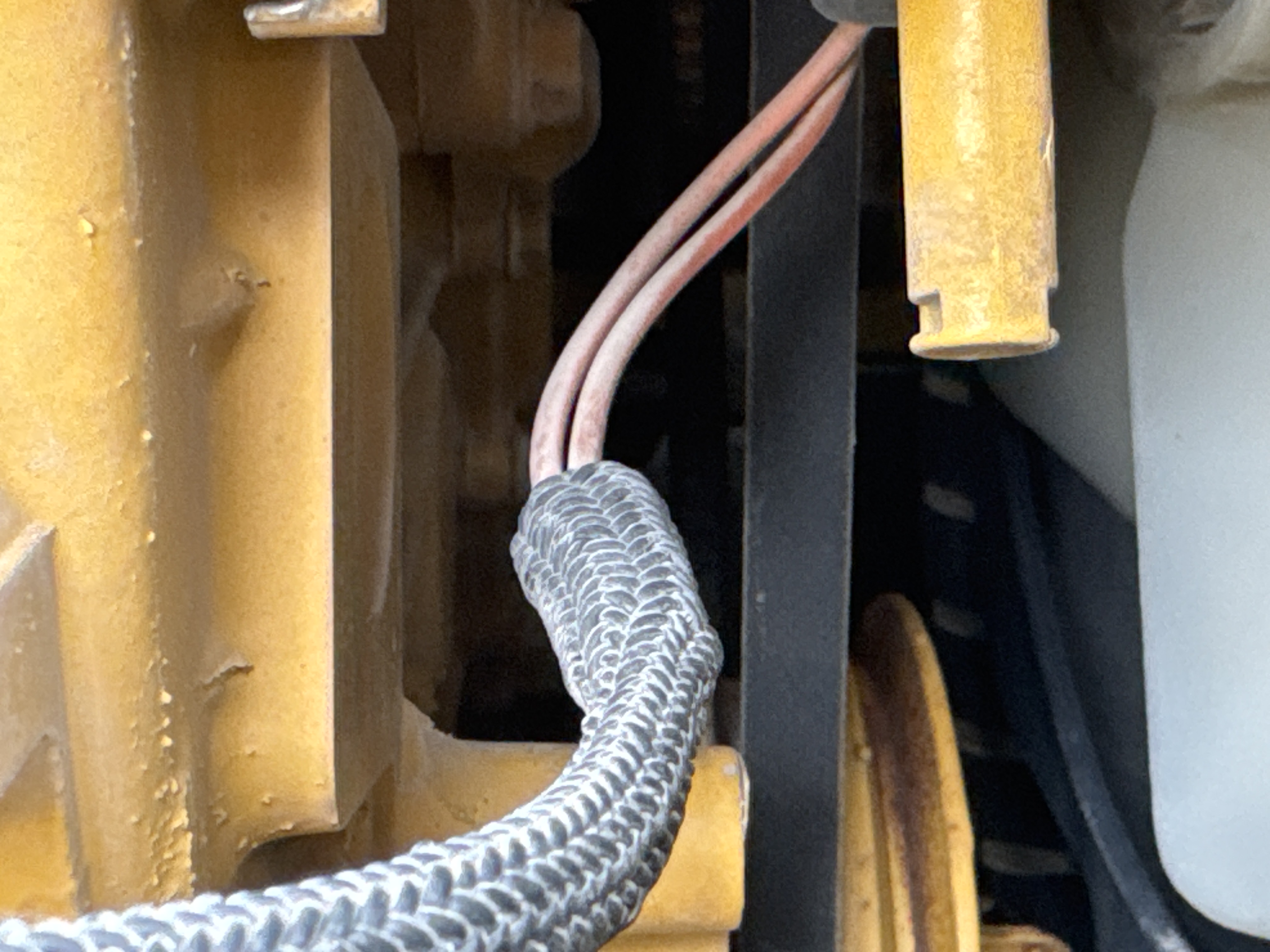 MNX-020-Cat-305E2-Mini-excavators-inspection-Engine-Belts-1