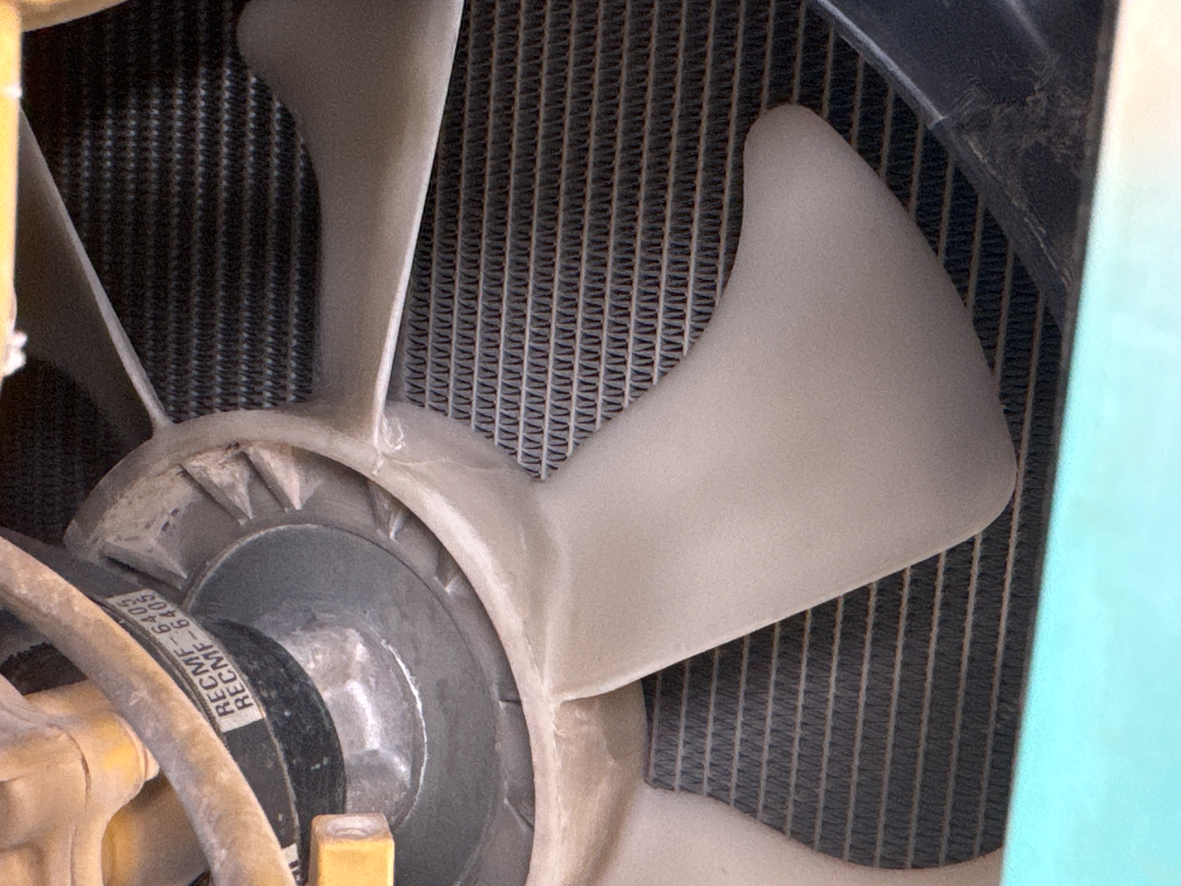 MNX-020-Cat-305E2-Mini-excavators-inspection-Engine-Cooling-fan-and-fan-guard-1