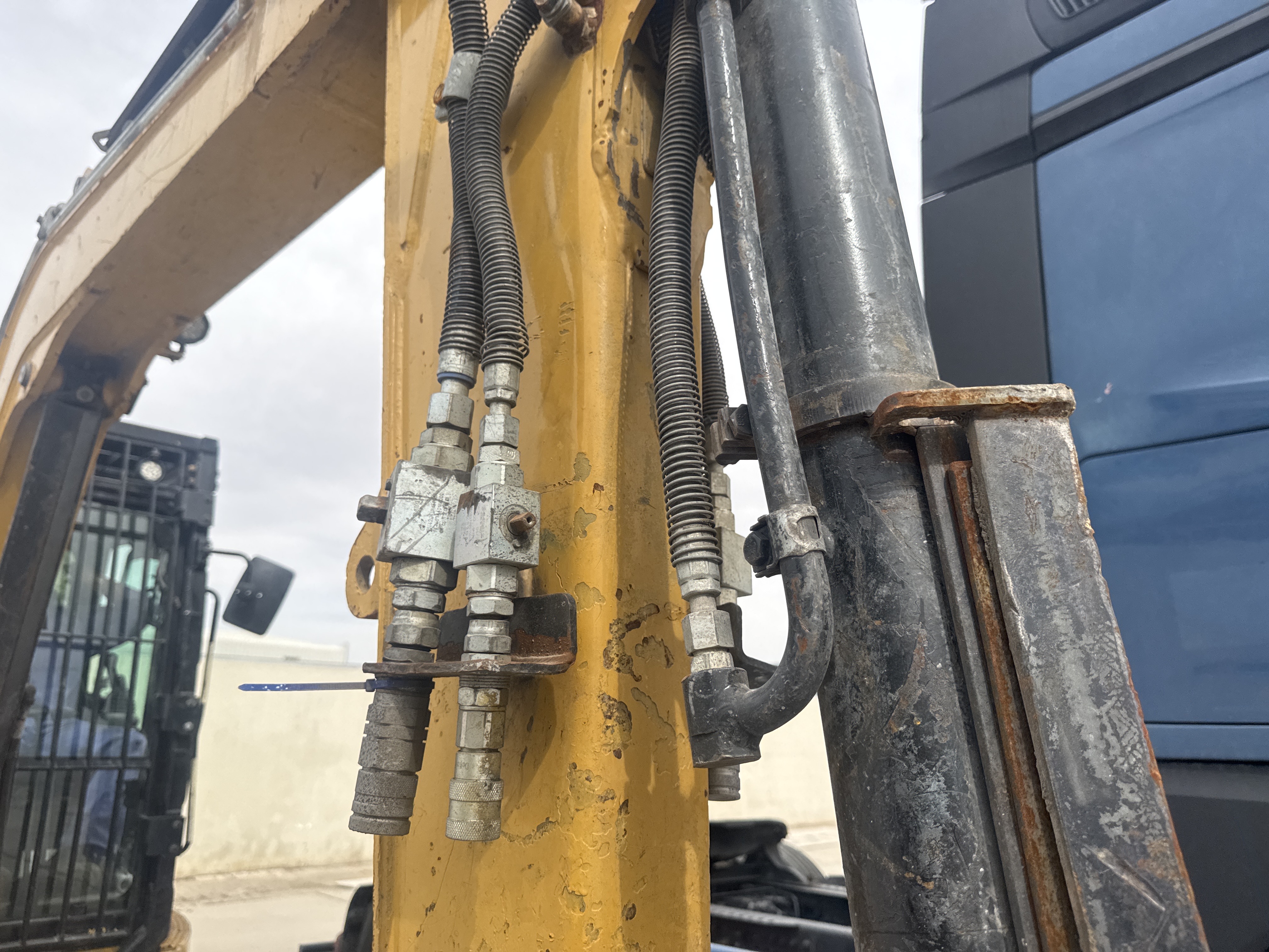 MNX-020-Cat-305E2-Mini-excavators-inspection-Hydraulics-Attachment-piping-1