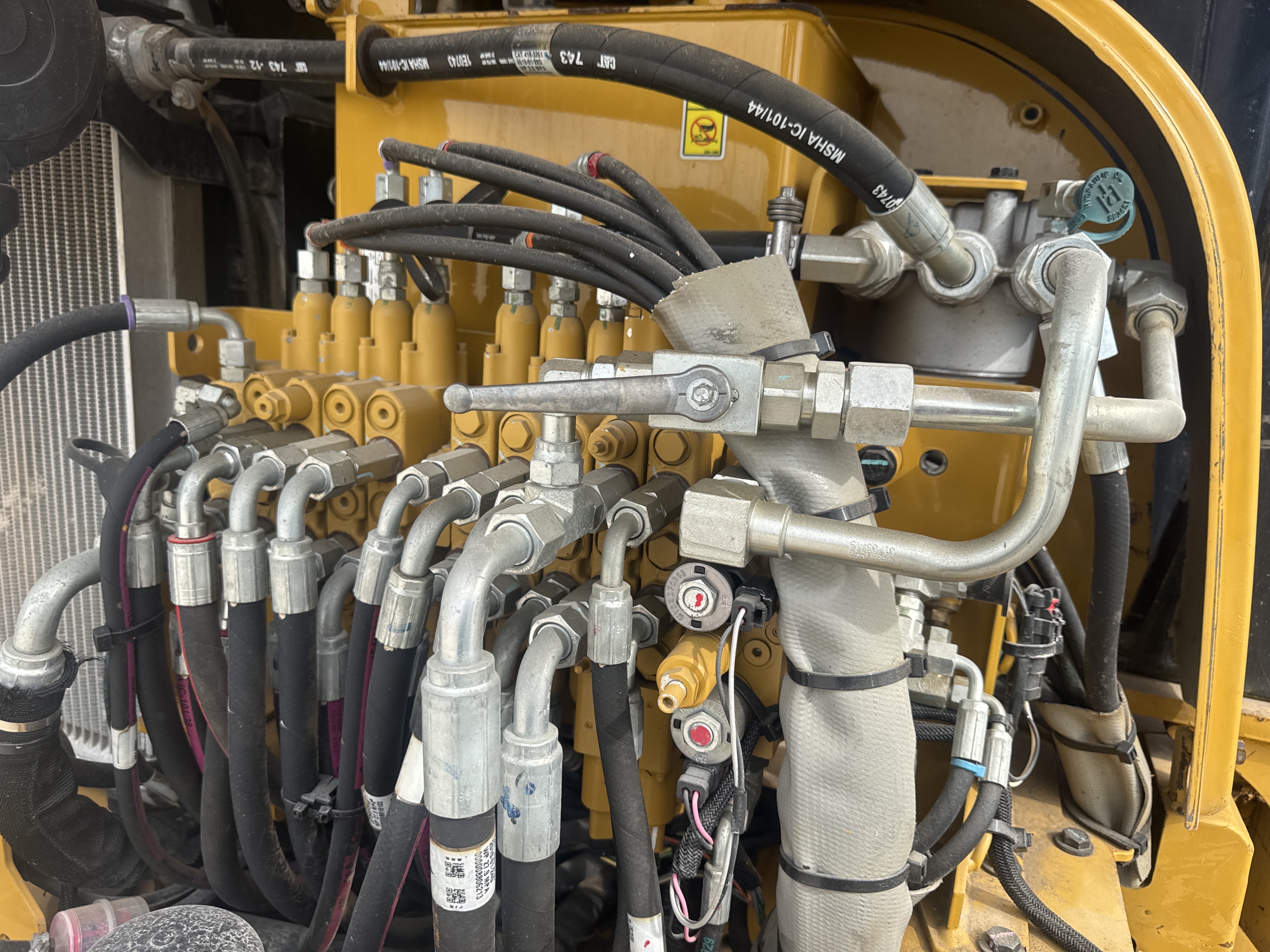 MNX-020-Cat-305E2-Mini-excavators-inspection-Hydraulics-Hydraulic-Tank-1