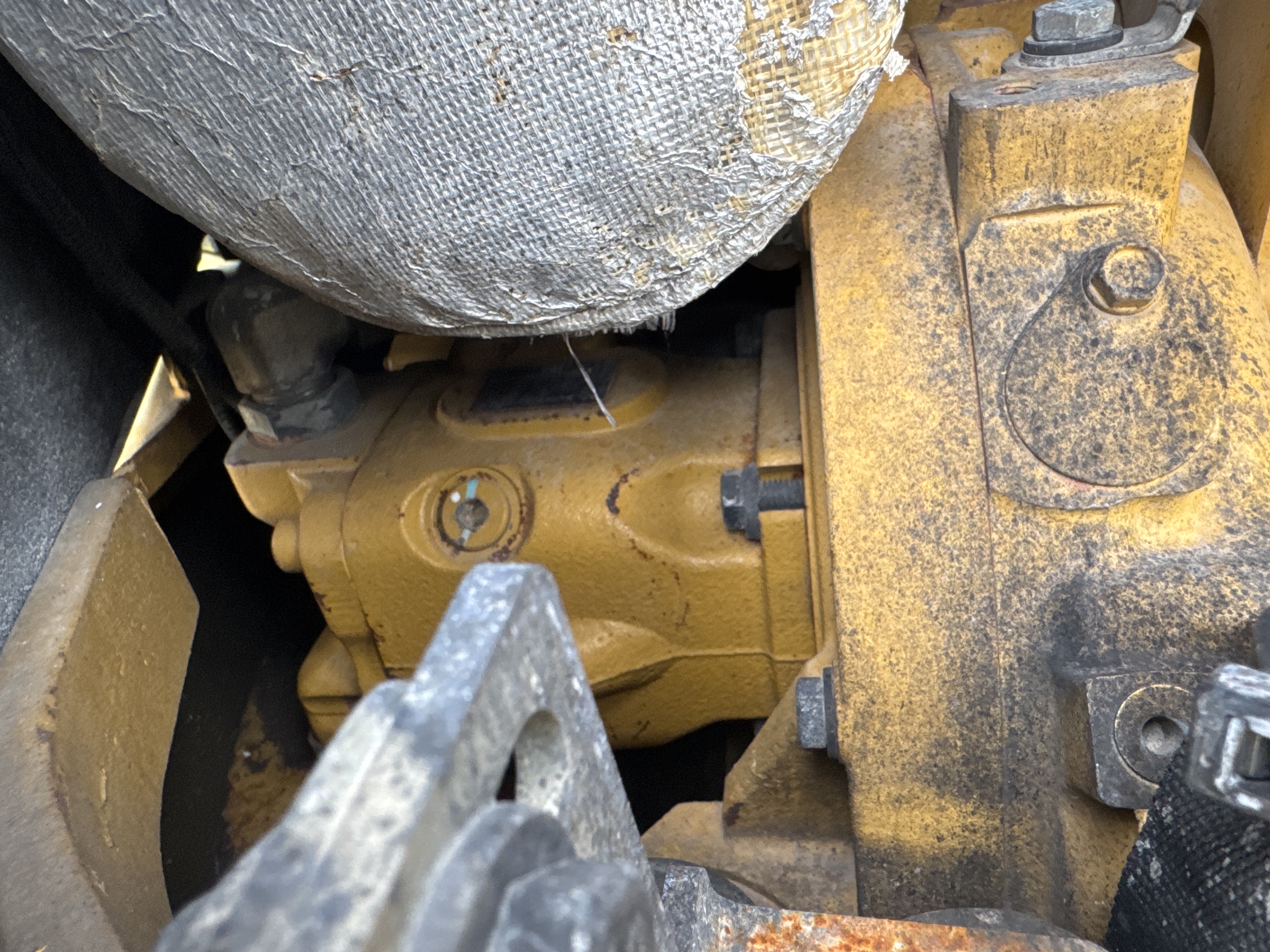 MNX-020-Cat-305E2-Mini-excavators-inspection-Hydraulics-Hydraulic-pump-1
