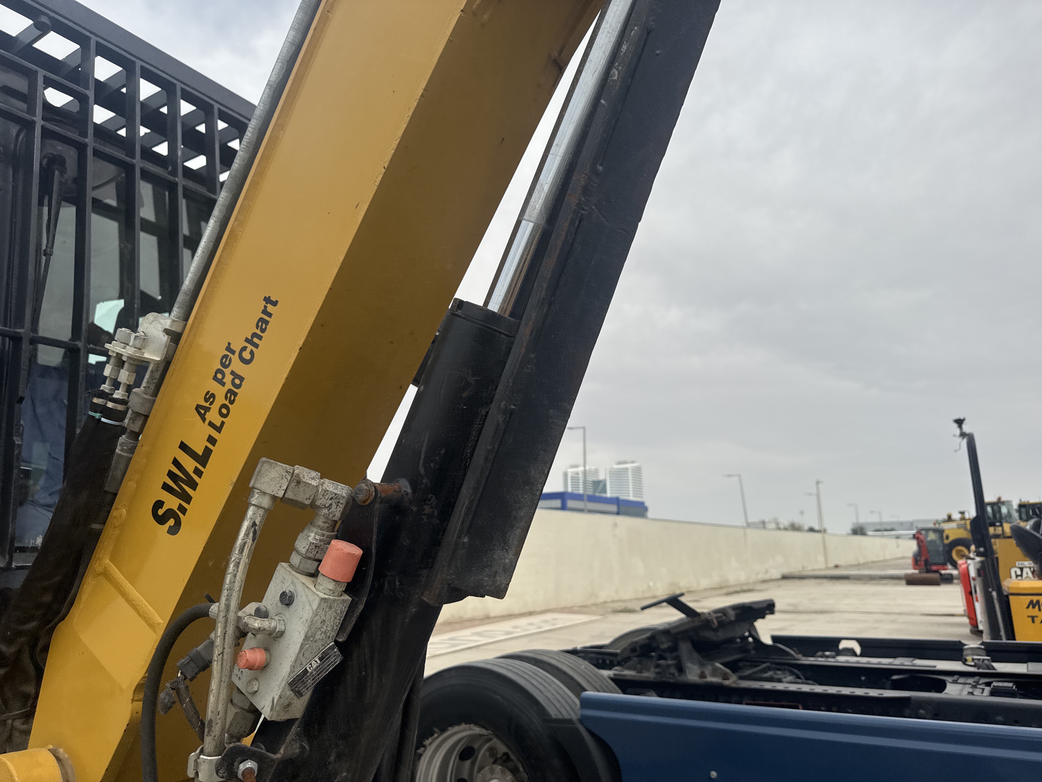 MNX-020-Cat-305E2-Mini-excavators-inspection-Hydraulics-Boom-lift-cylinder-1