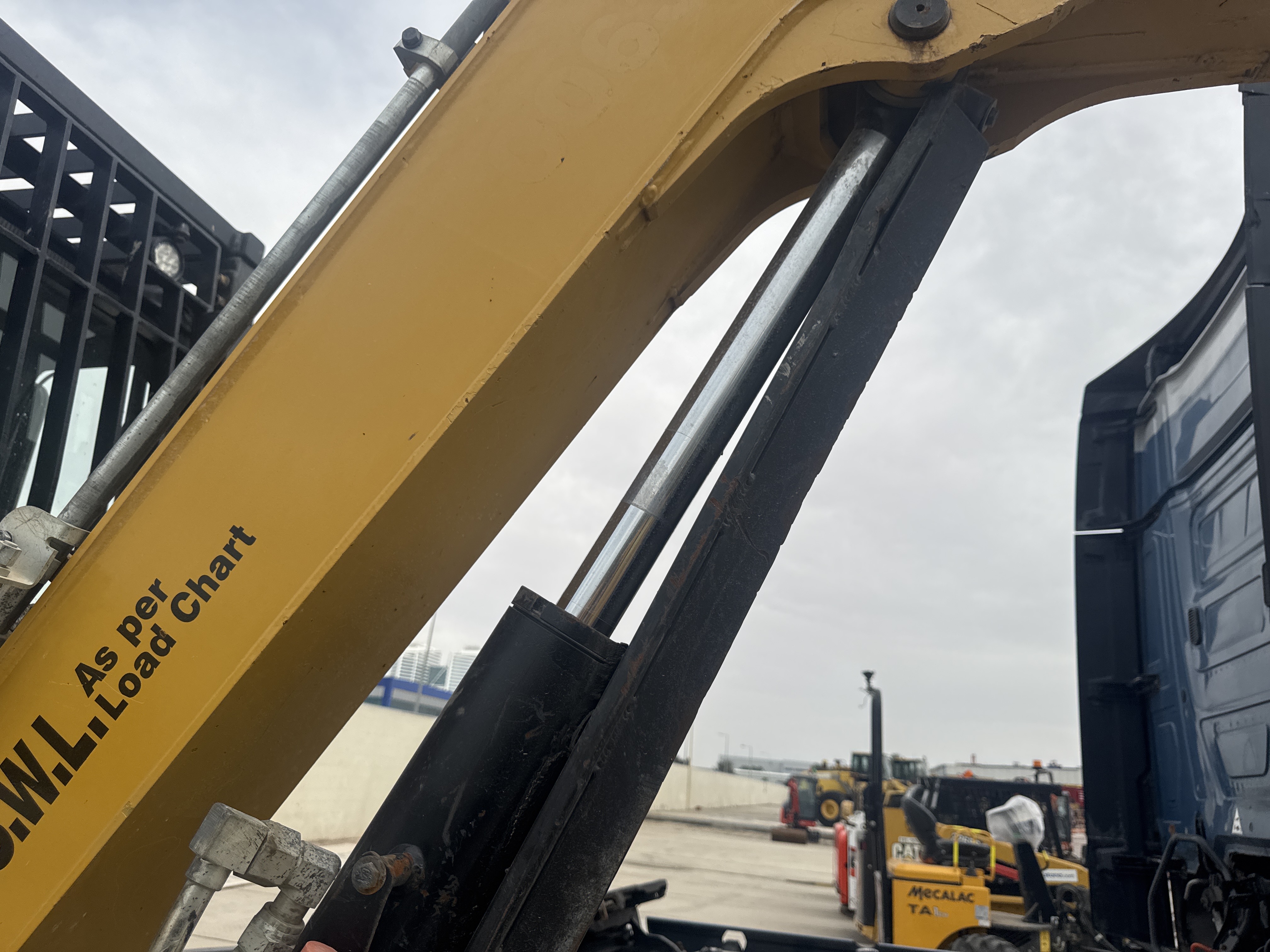 MNX-020-Cat-305E2-Mini-excavators-inspection-Hydraulics-Boom-lift-cylinder-1