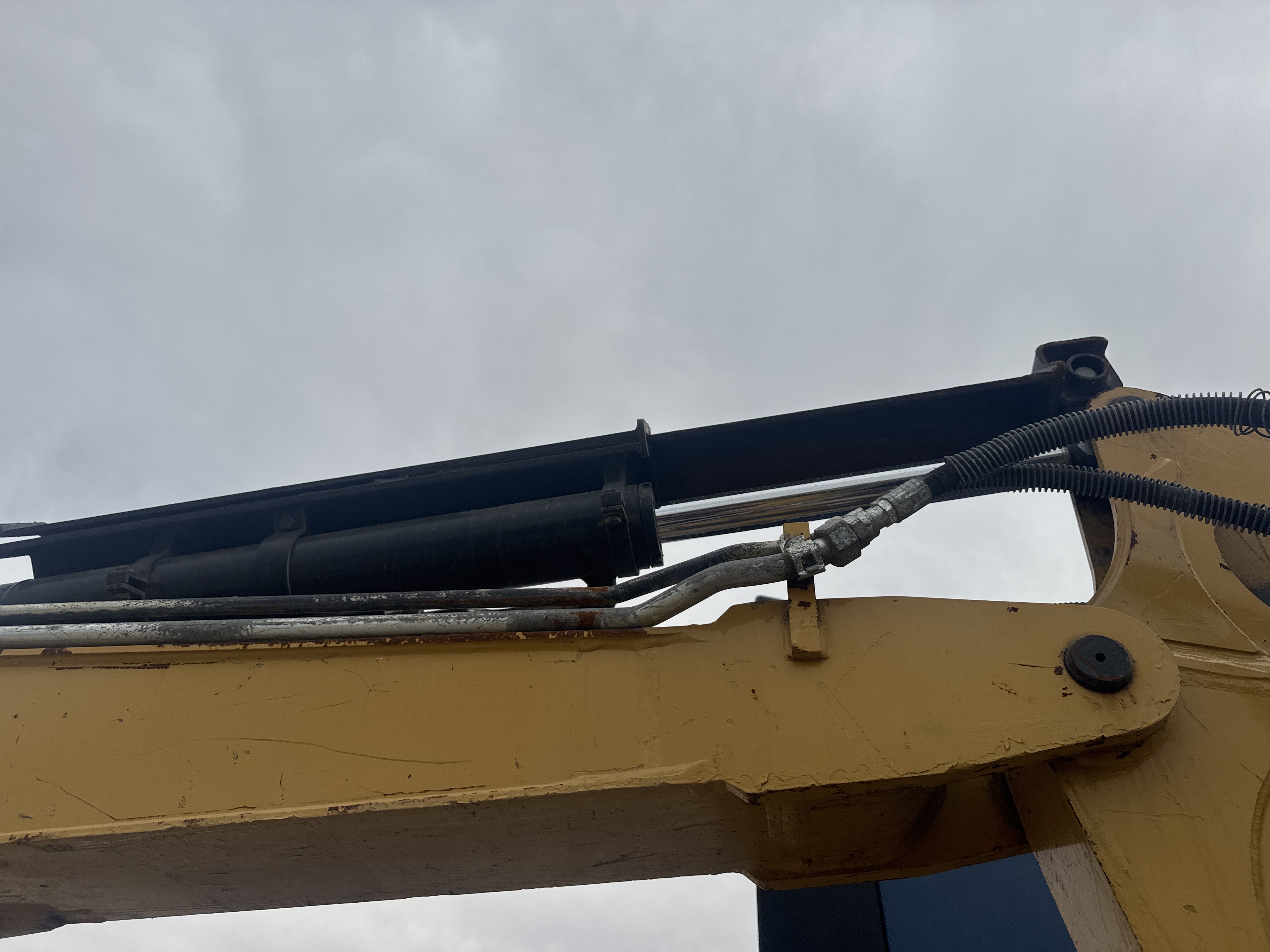 MNX-020-Cat-305E2-Mini-excavators-inspection-Hydraulics-Stick-cylinder-1