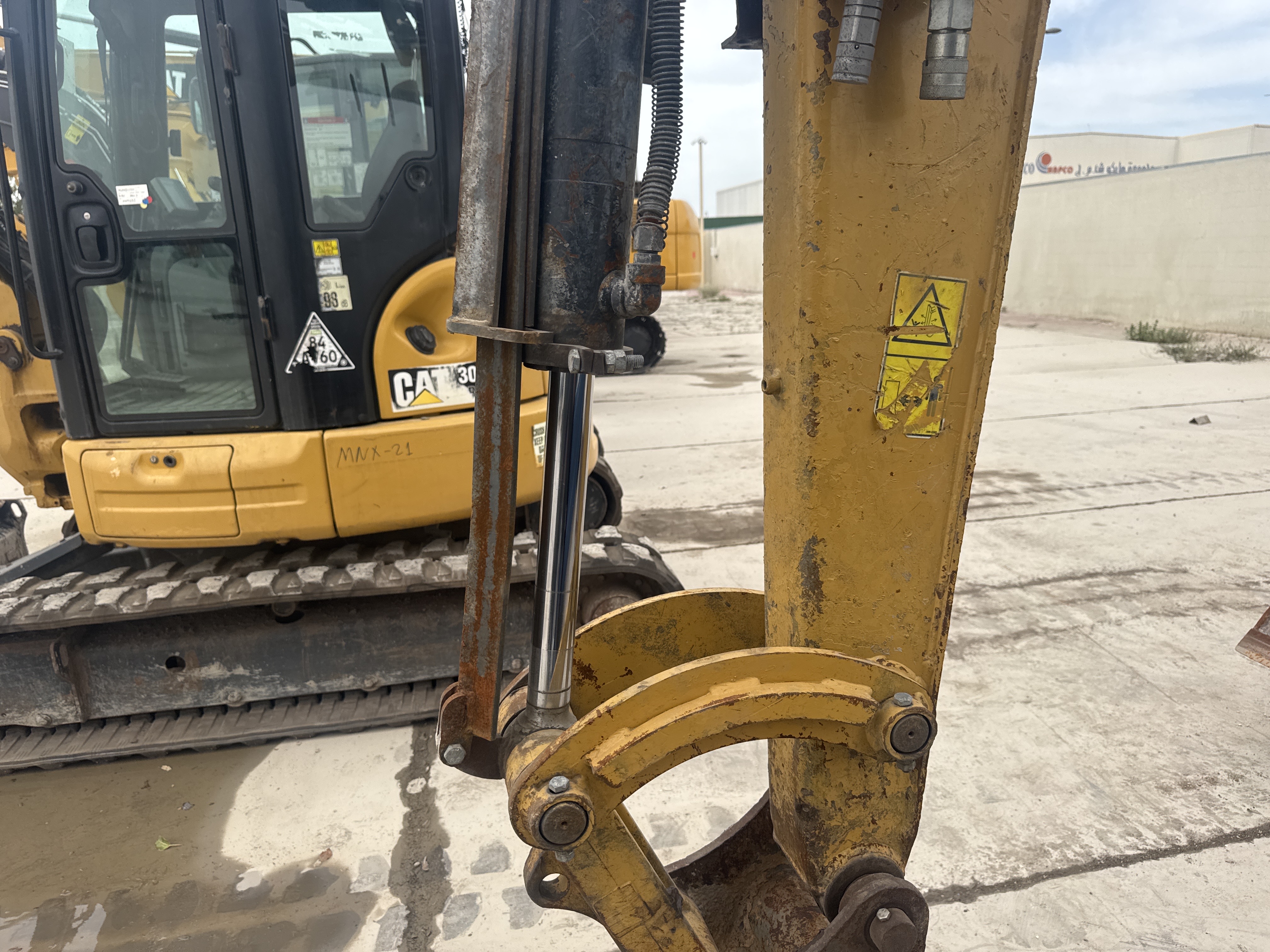 MNX-020-Cat-305E2-Mini-excavators-inspection-Hydraulics-Bucket-cylinder-1