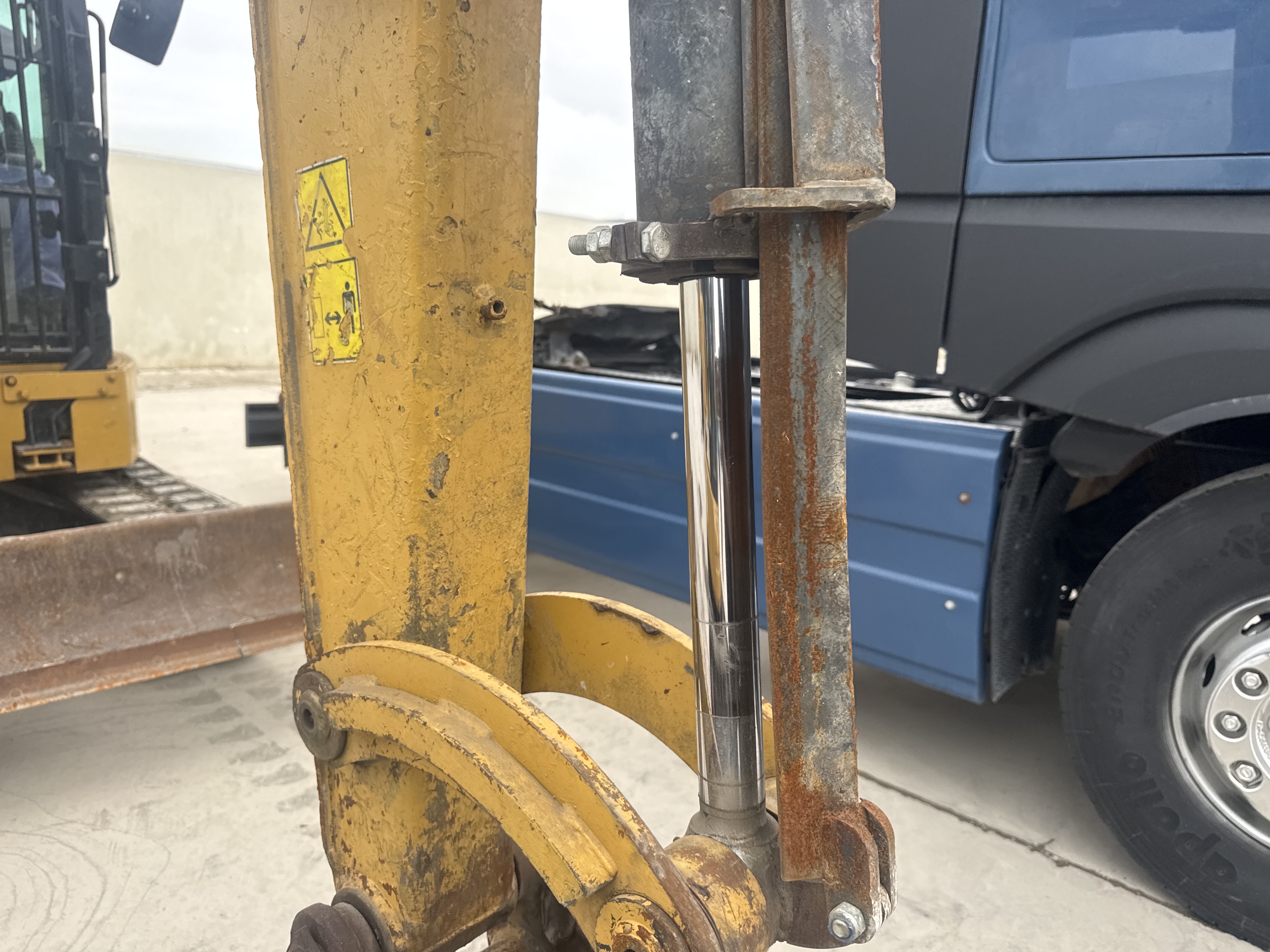 MNX-020-Cat-305E2-Mini-excavators-inspection-Hydraulics-Bucket-cylinder-1