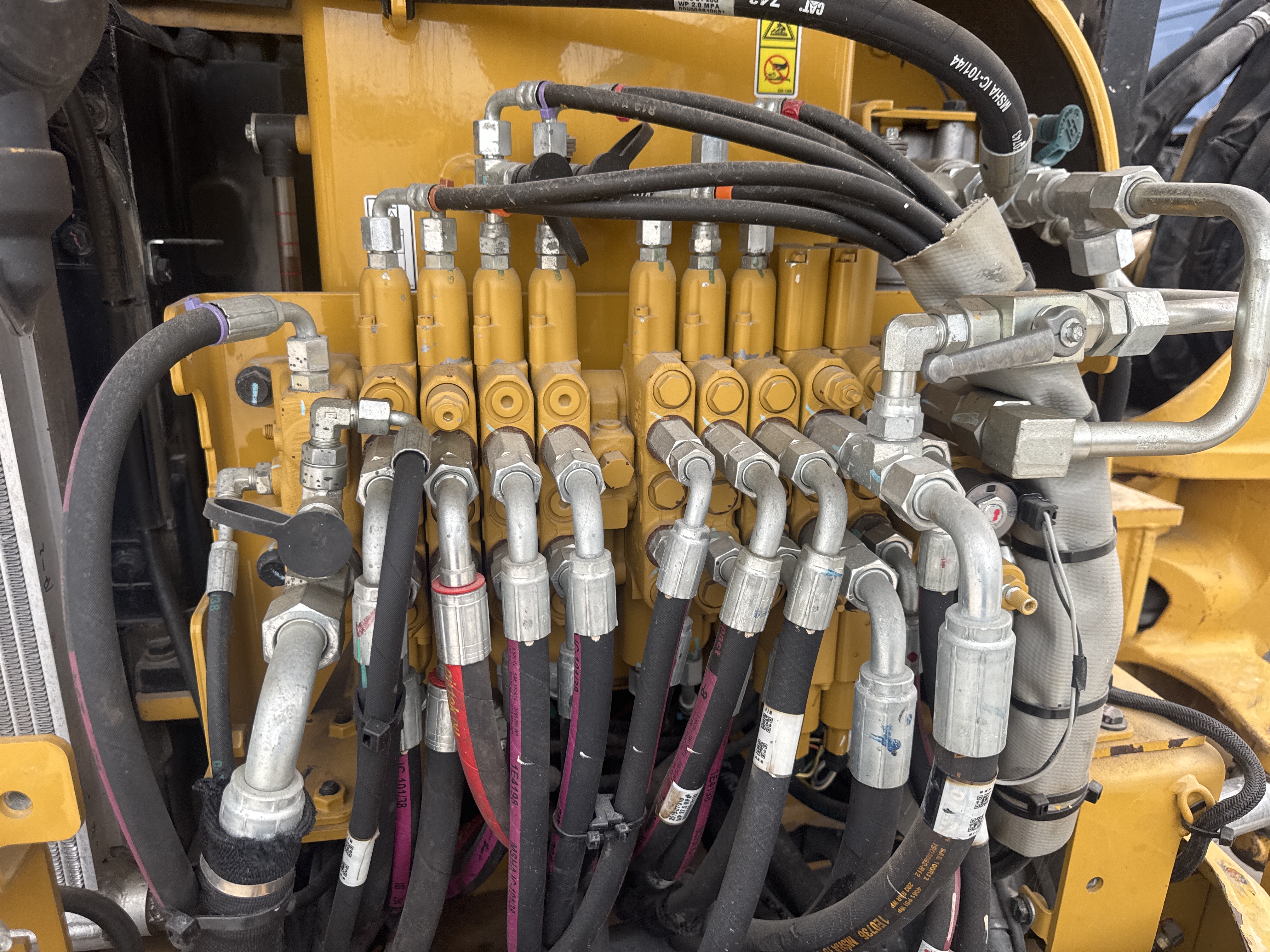 MNX-020-Cat-305E2-Mini-excavators-inspection-Hydraulics-Main-control-valve-(MCV)-1