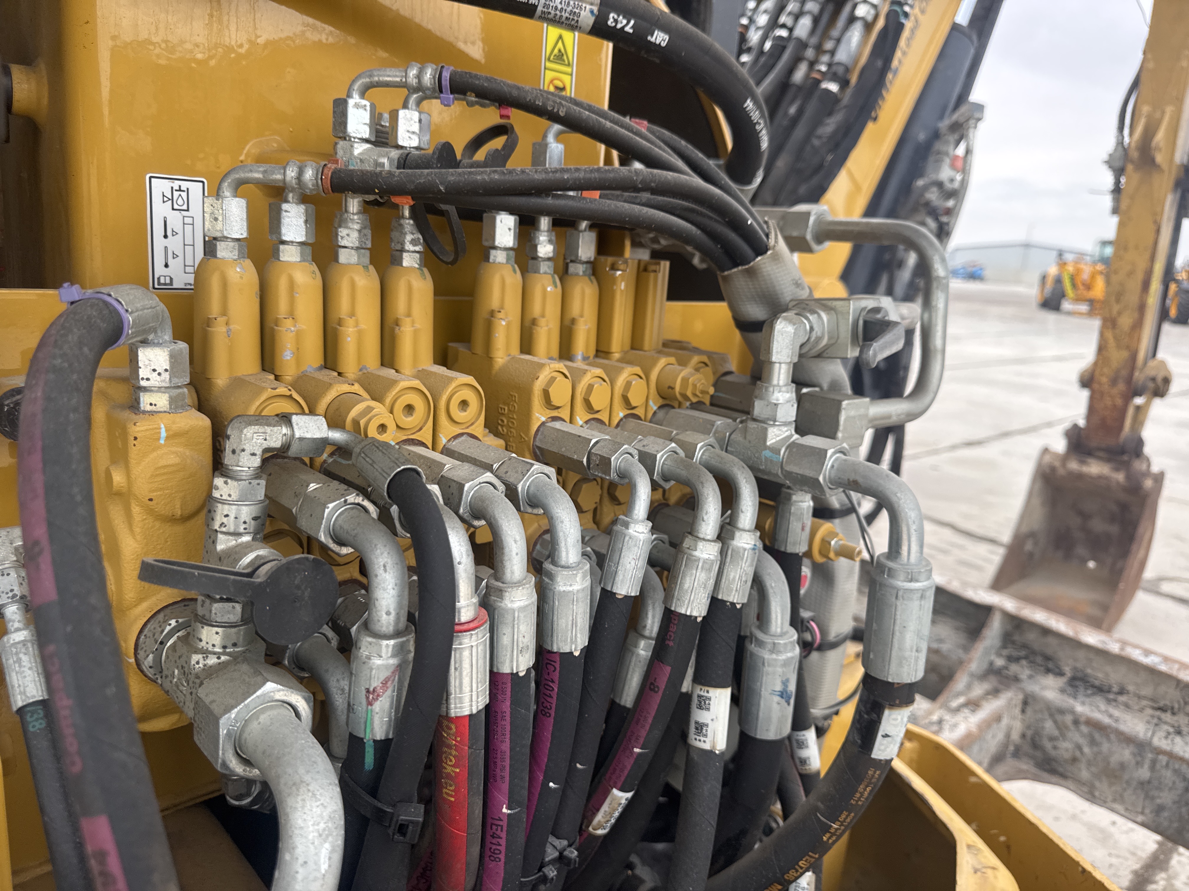 MNX-020-Cat-305E2-Mini-excavators-inspection-Hydraulics-Main-control-valve-(MCV)-1