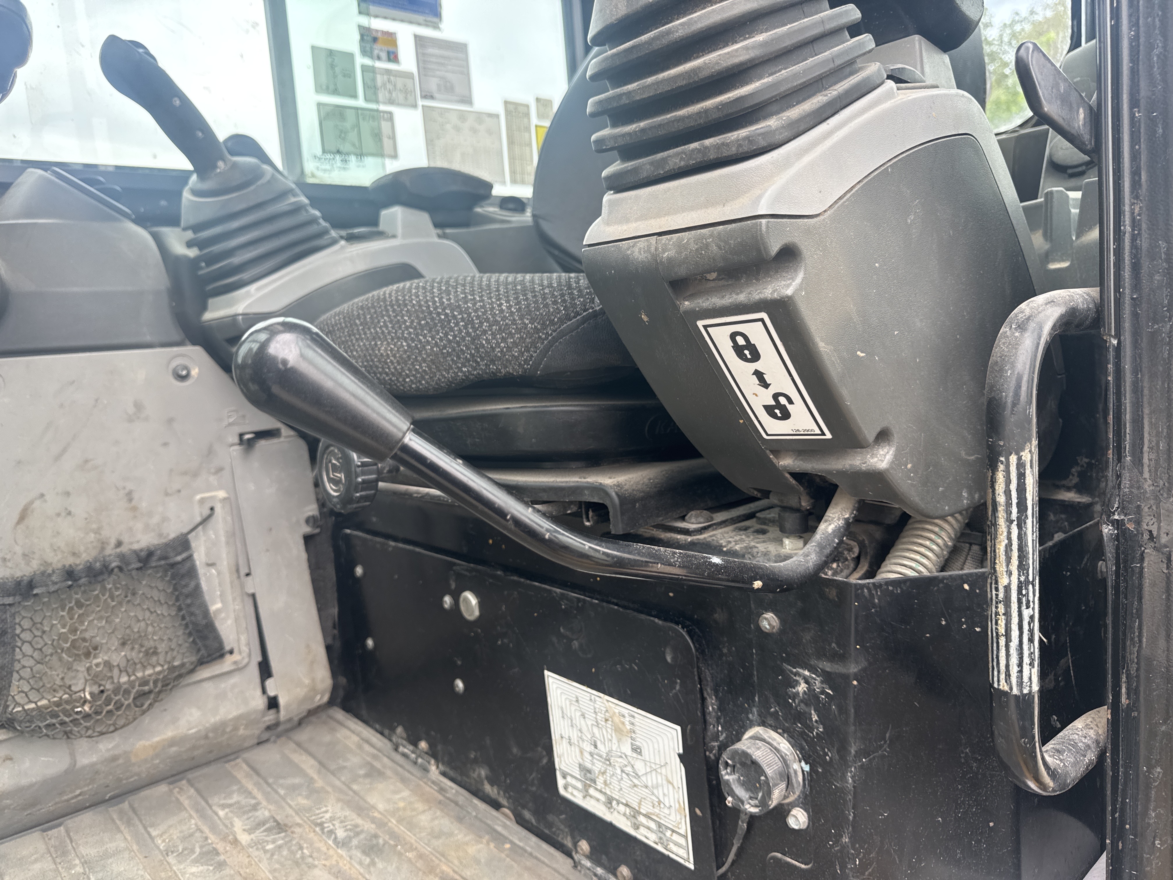MNX-020-Cat-305E2-Mini-excavators-inspection-Safety-Hydraulic-safety-lock-1