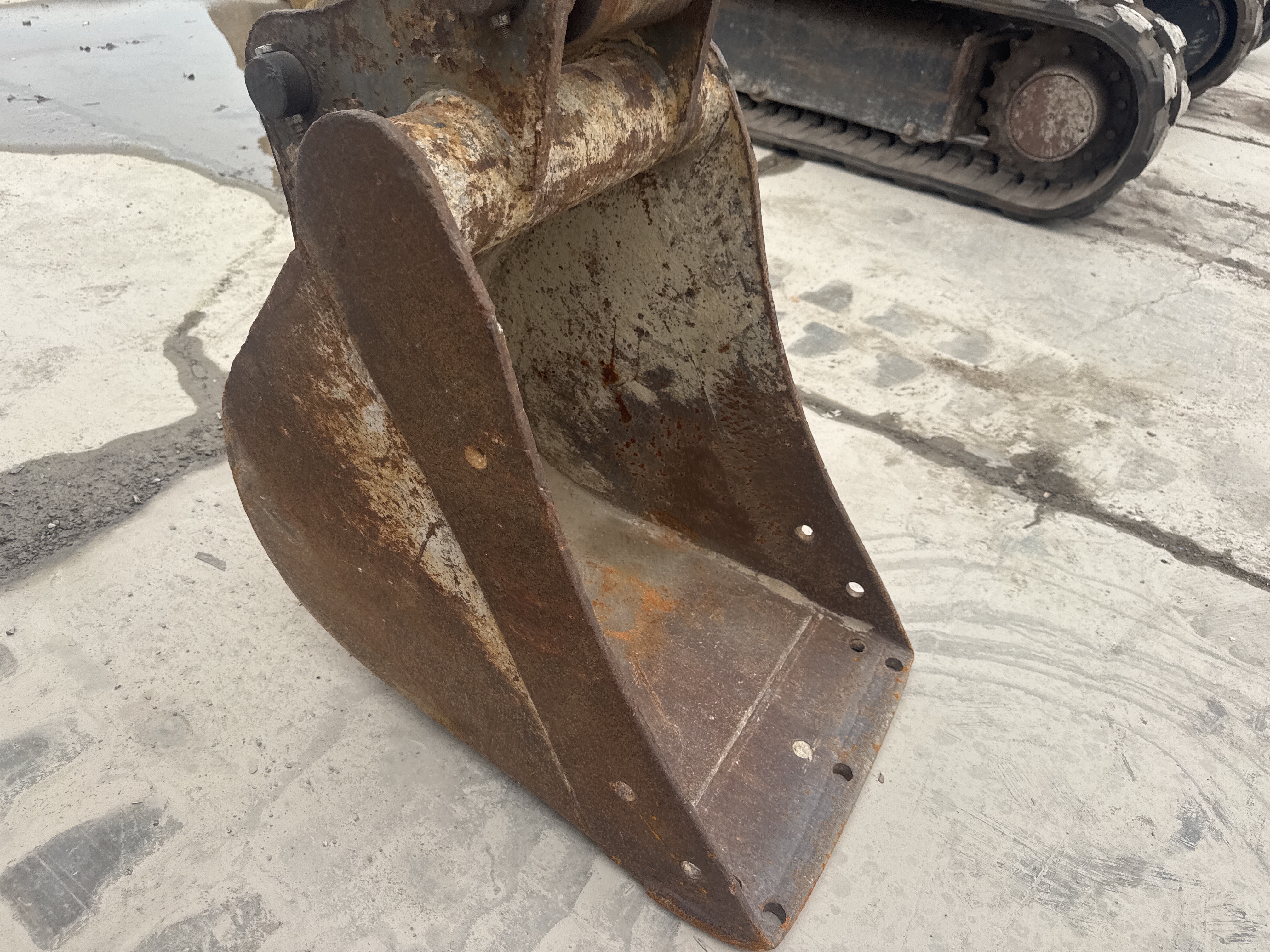MNX-020-Cat-305E2-Mini-excavators-inspection-Attachment-Excavator-bucket-1