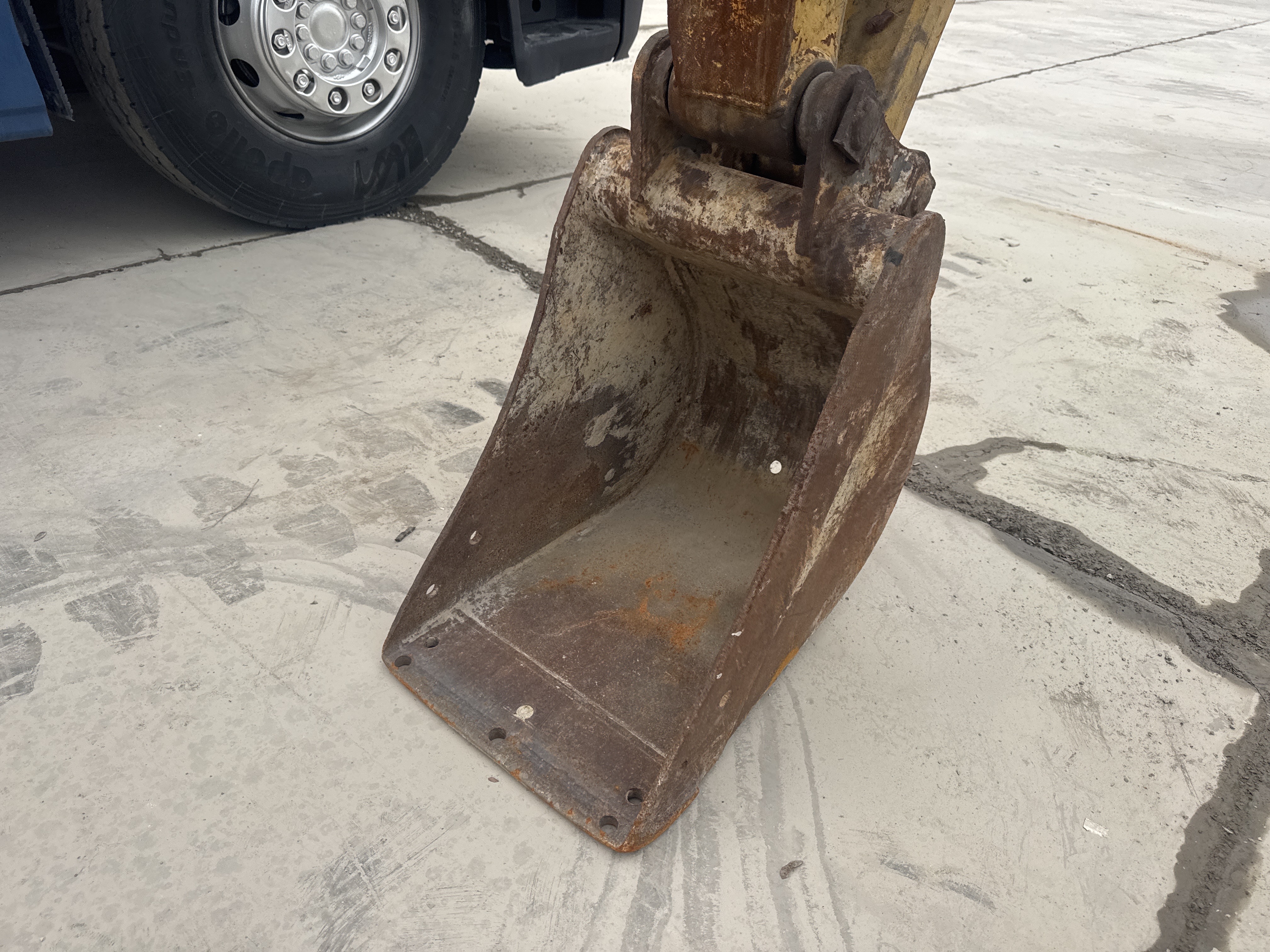 MNX-020-Cat-305E2-Mini-excavators-inspection-Attachment-Excavator-bucket-1