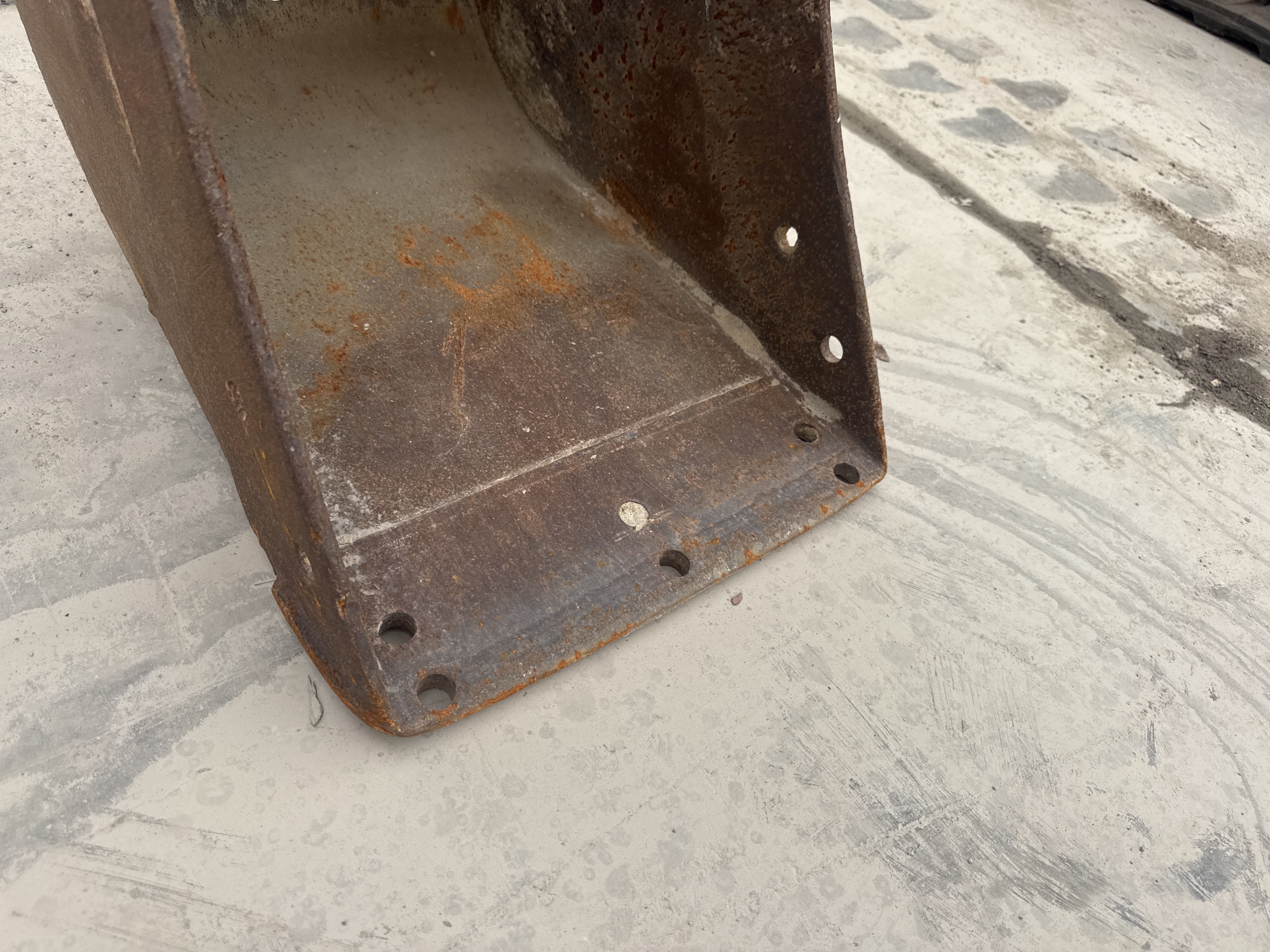 MNX-020-Cat-305E2-Mini-excavators-inspection-Attachment-Excavator-bucket-teeth-condition-1