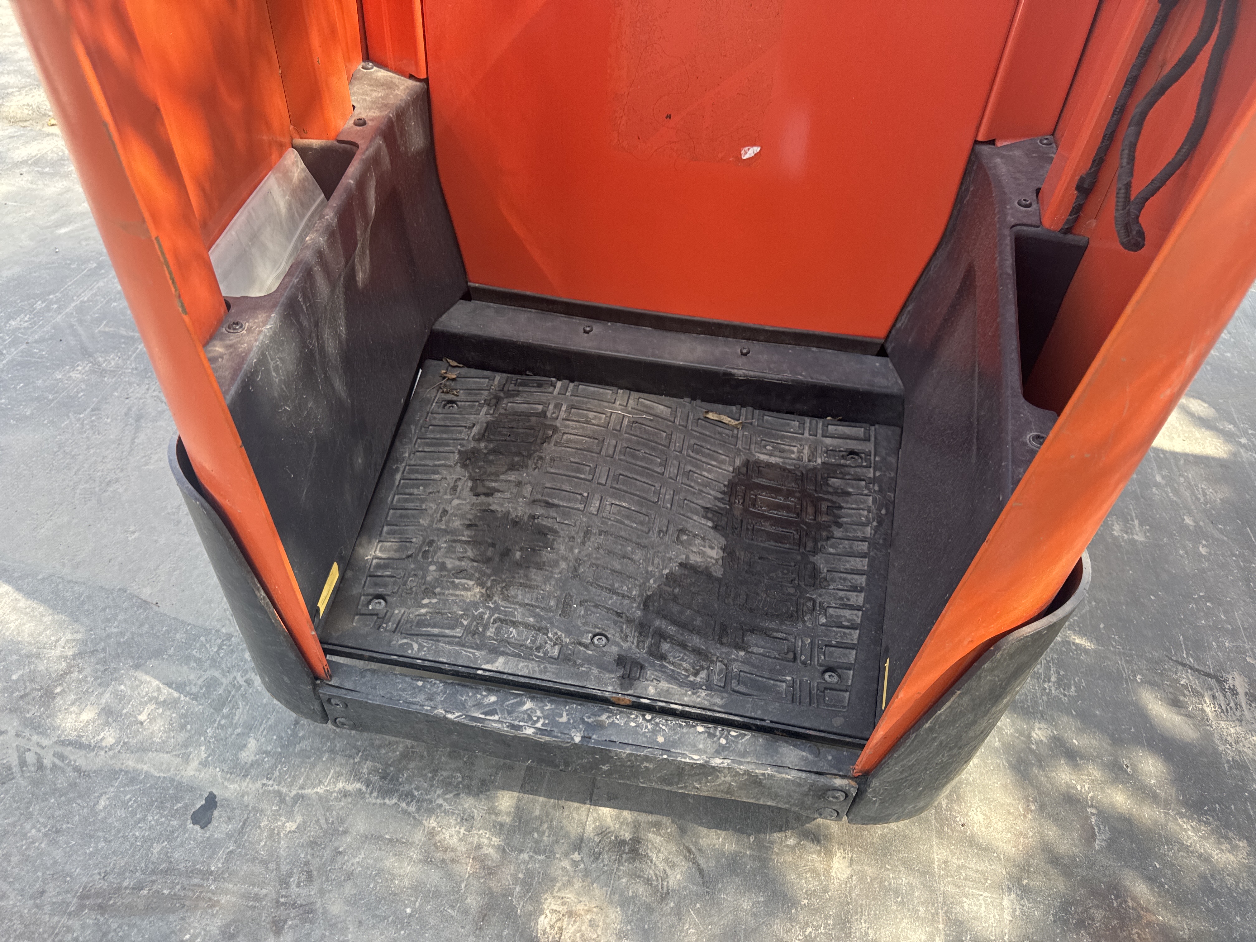 PTM-002-Toyota-Levio-LPE200-Pallet-trucks-inspection-Cabin-Platform-1