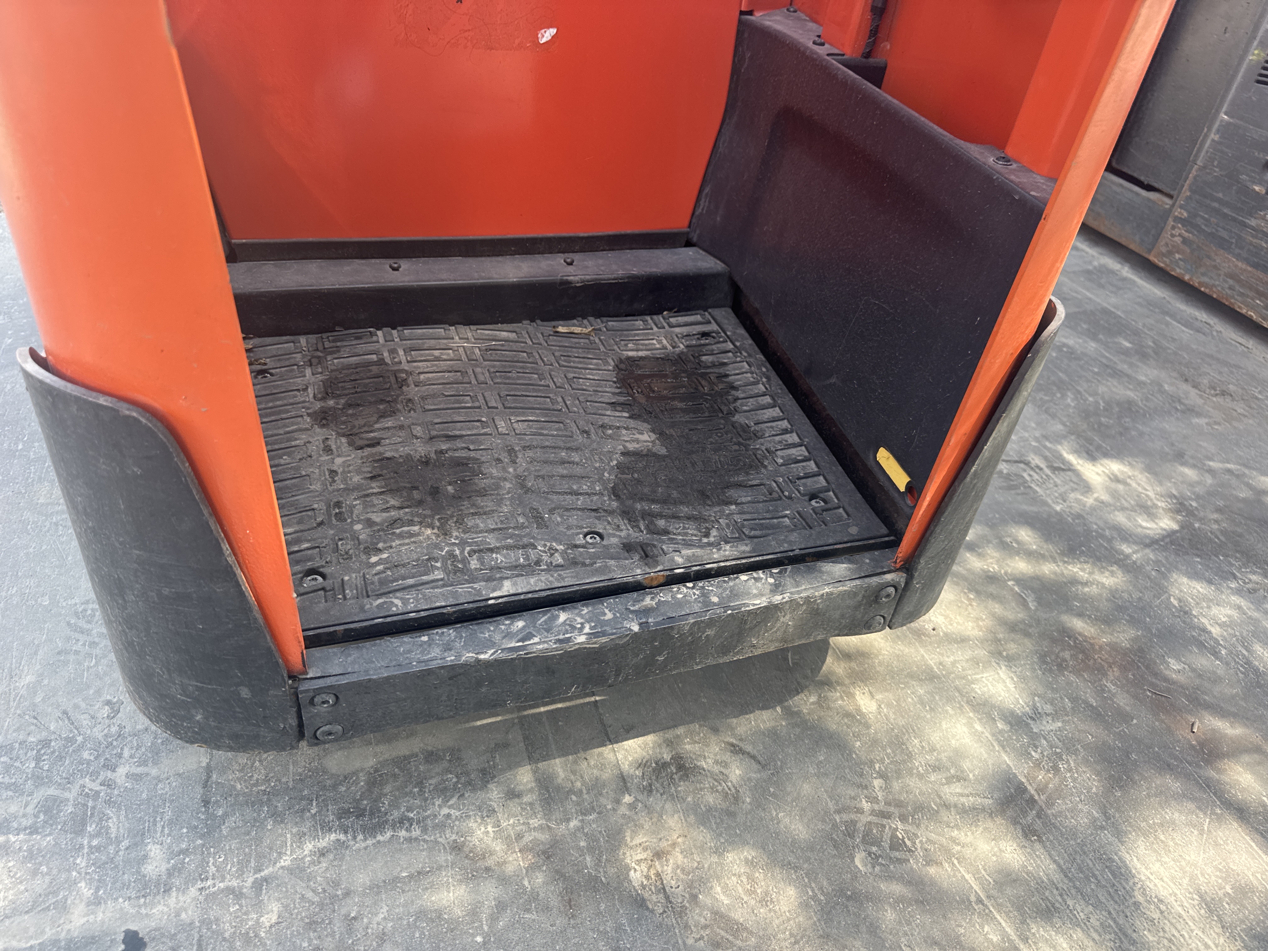 PTM-002-Toyota-Levio-LPE200-Pallet-trucks-inspection-Cabin-Platform-1