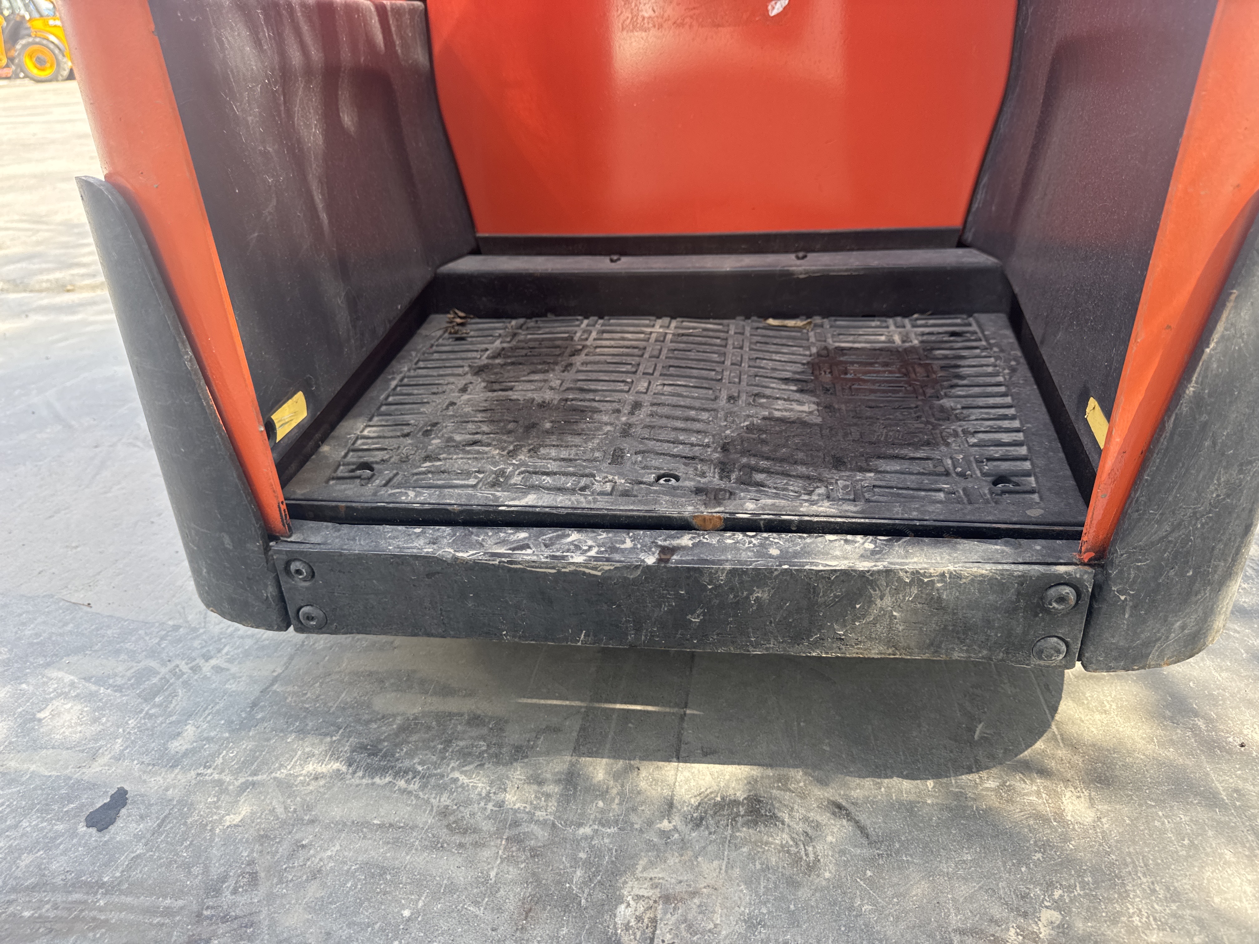PTM-002-Toyota-Levio-LPE200-Pallet-trucks-inspection-Cabin-Platform-1