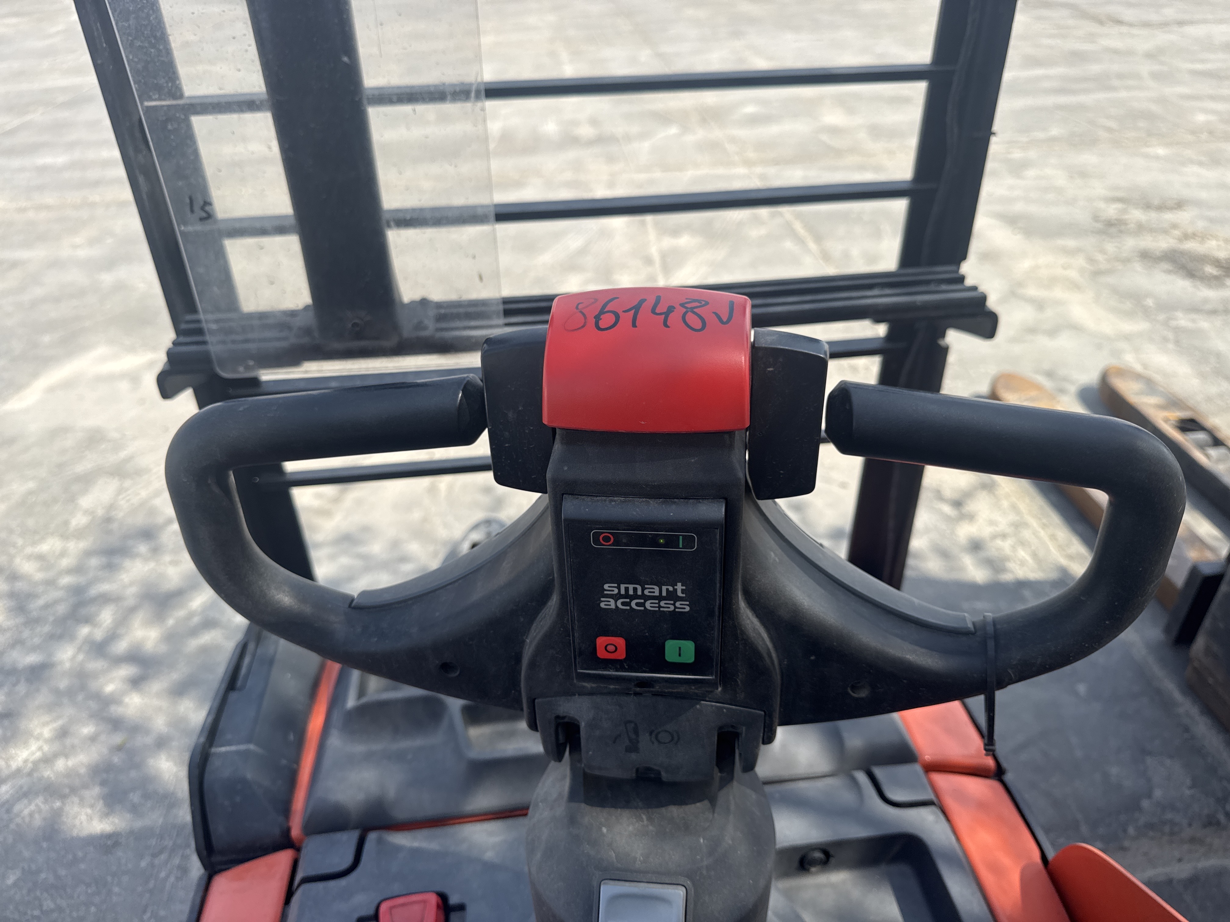 PTM-002-Toyota-Levio-LPE200-Pallet-trucks-inspection-Cabin-Direction-control-1