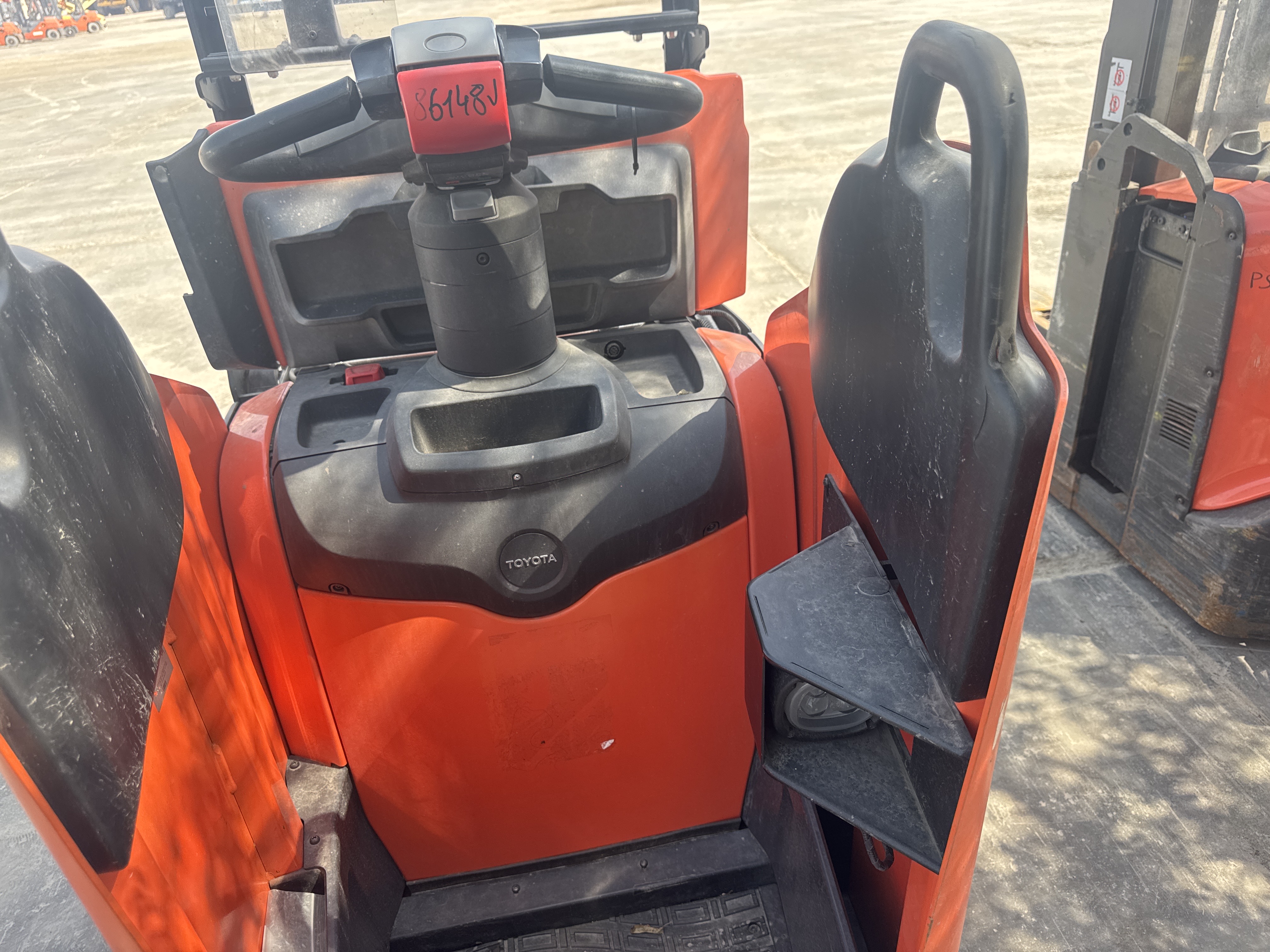 PTM-002-Toyota-Levio-LPE200-Pallet-trucks-inspection-Structure-Protective-frame-1