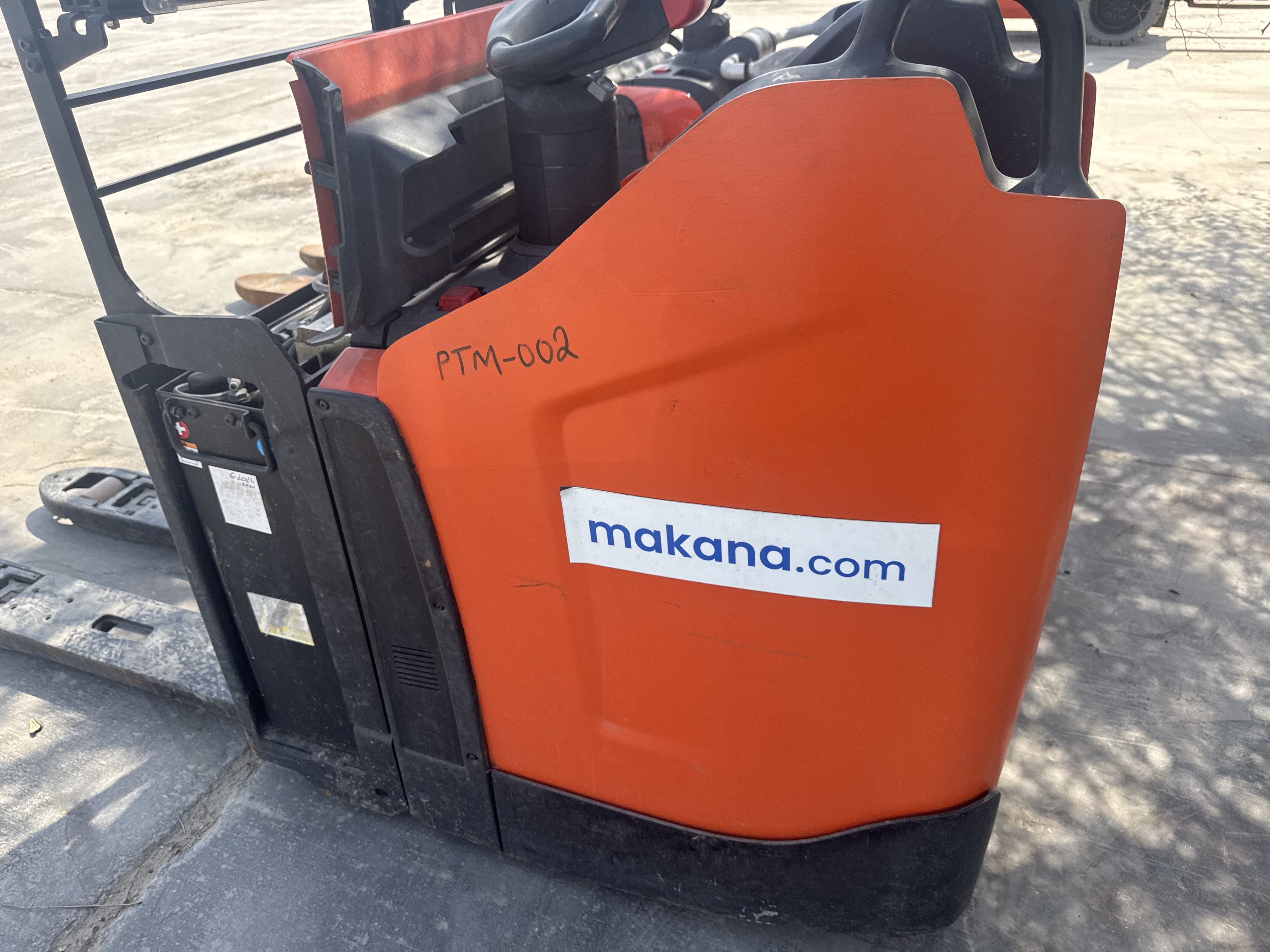 PTM-002-Toyota-Levio-LPE200-Pallet-trucks-inspection-Structure-Paint-1