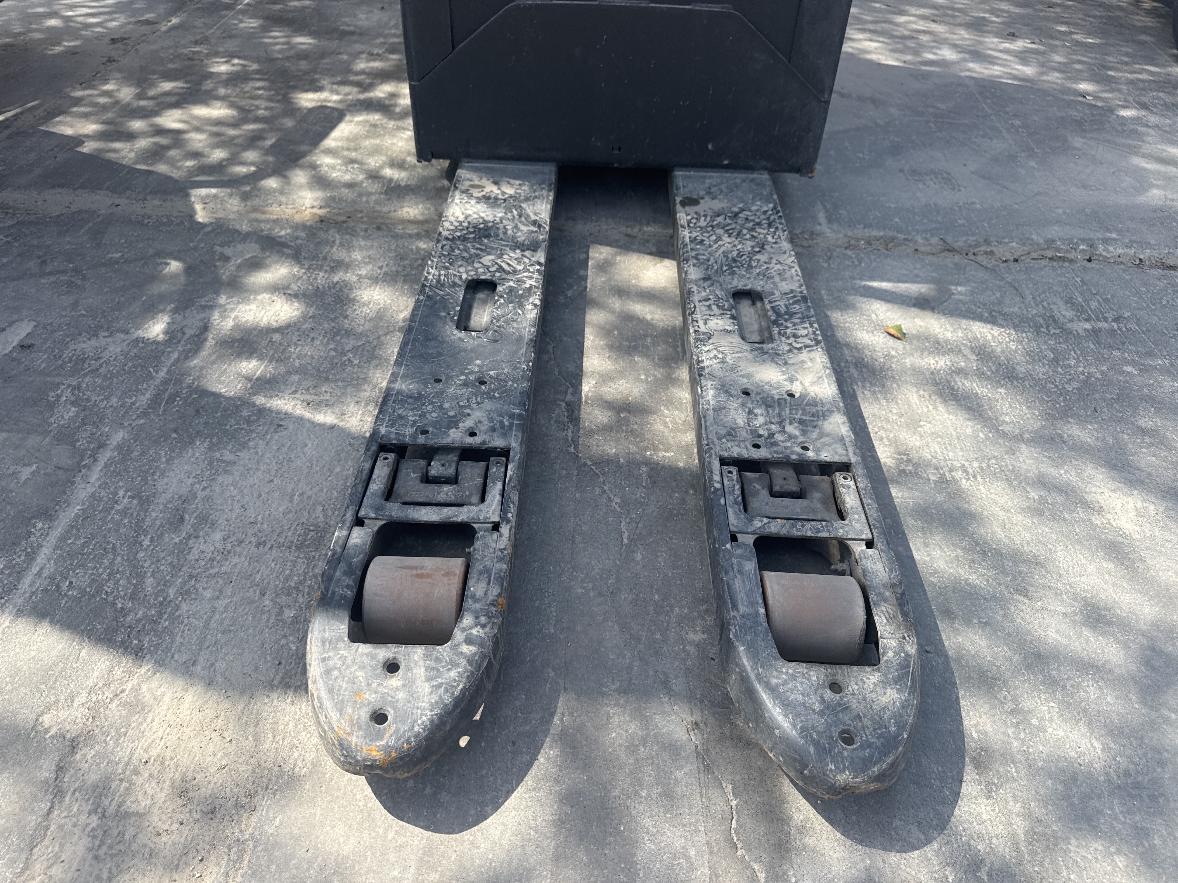 PTM-002-Toyota-Levio-LPE200-Pallet-trucks-inspection-Chassis-Forks-1