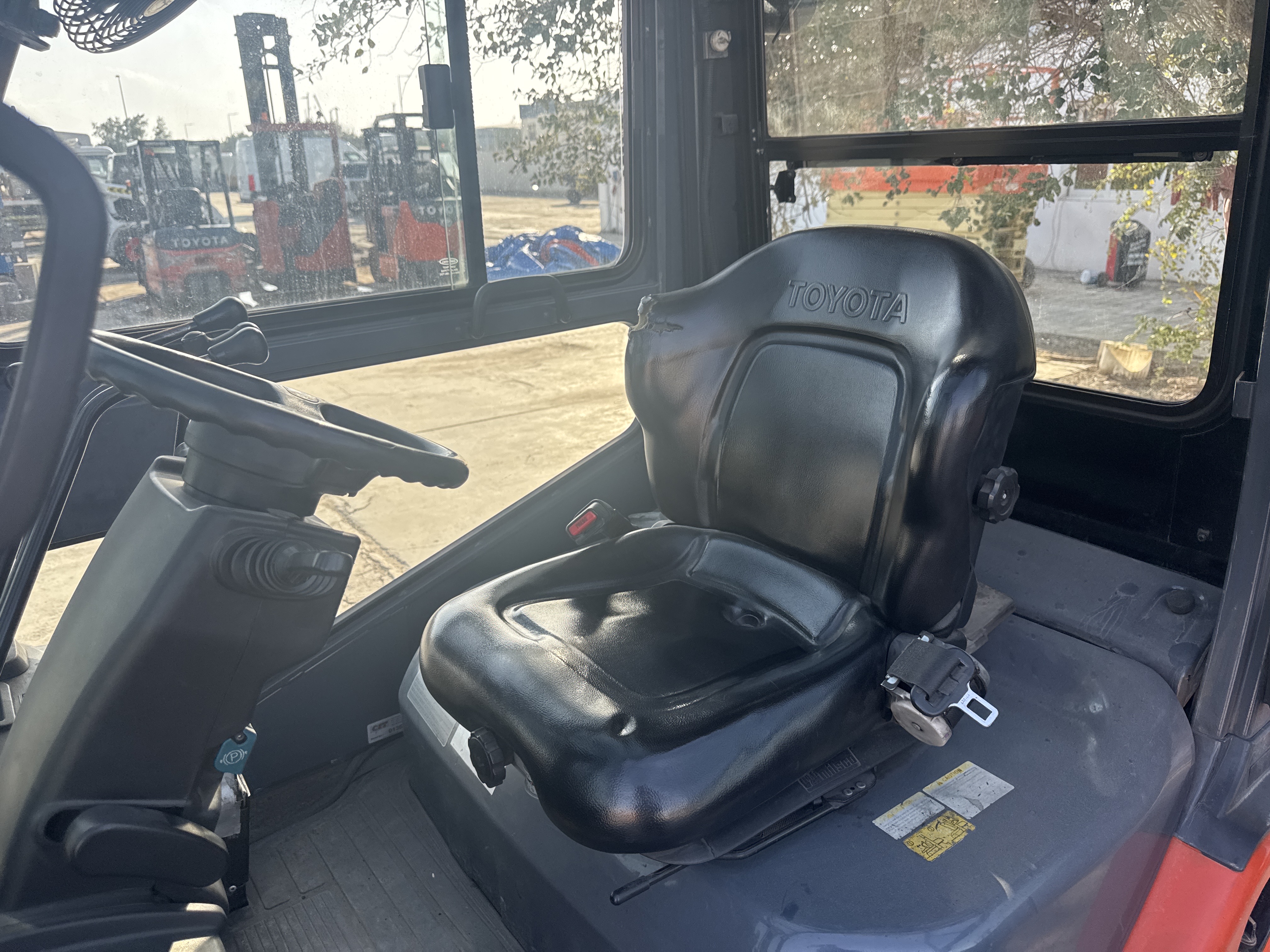 FLM-017-Toyota-8FDU30-Forklifts-inspection-Cabin-Seats/armrests-1
