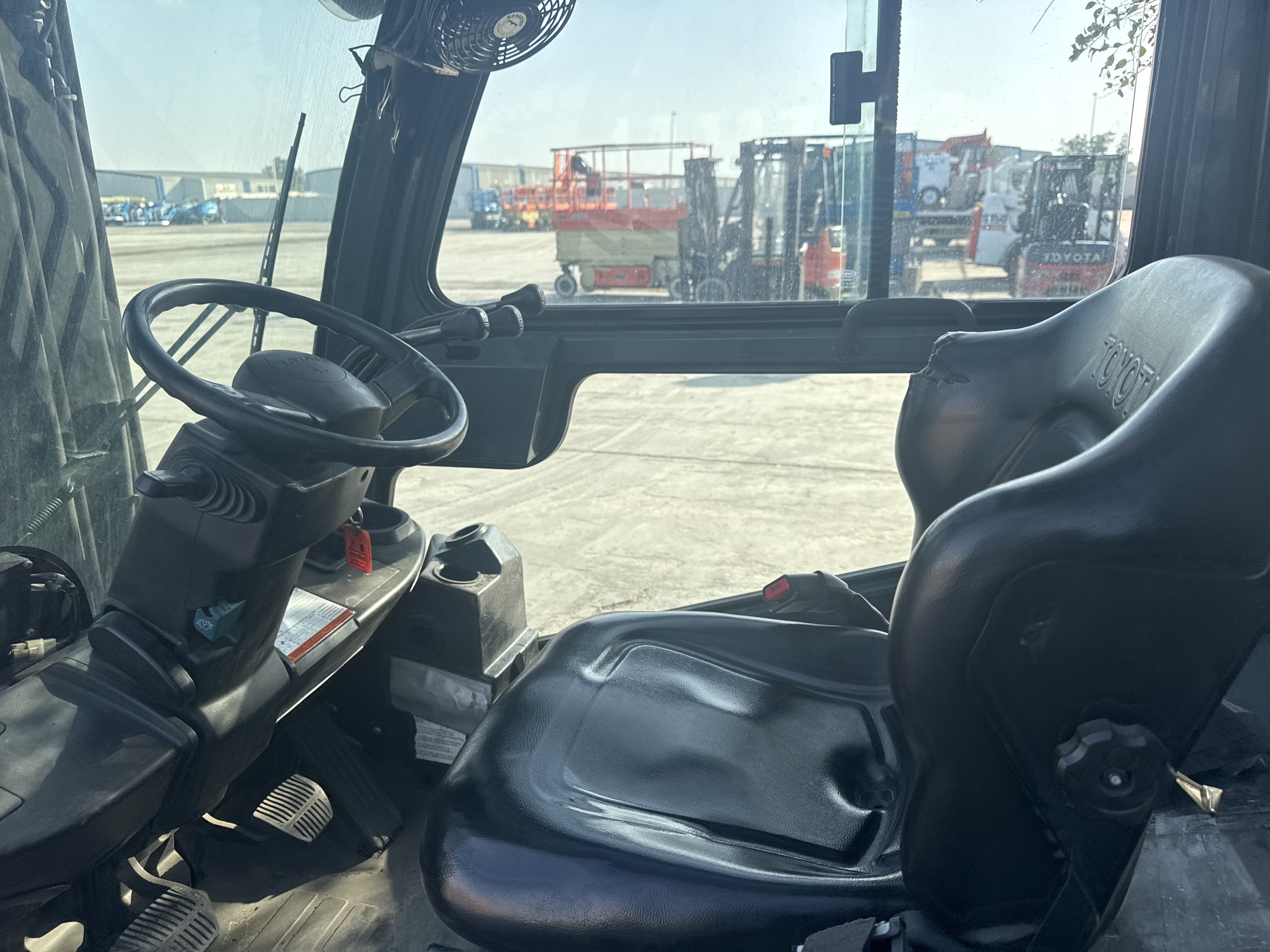 FLM-017-Toyota-8FDU30-Forklifts-inspection-Cabin-Seats/armrests-1