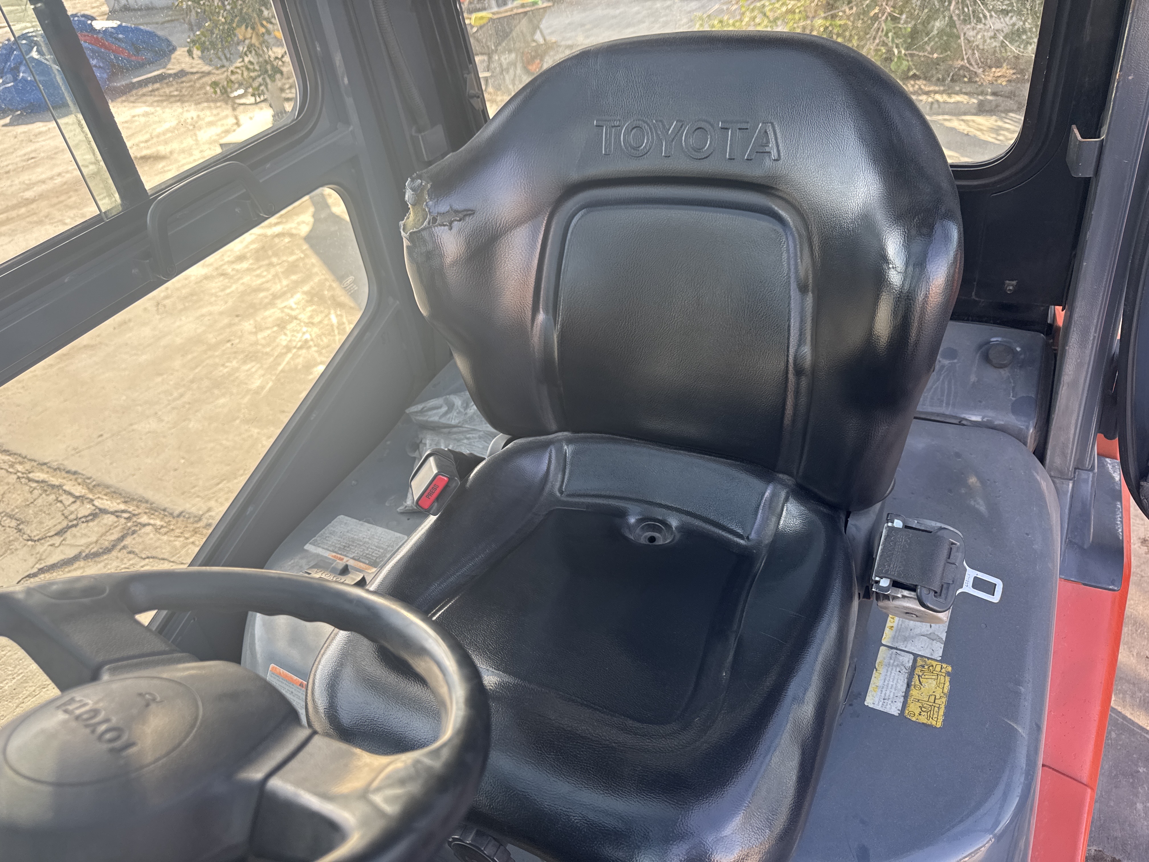 FLM-017-Toyota-8FDU30-Forklifts-inspection-Cabin-Seats/armrests-1