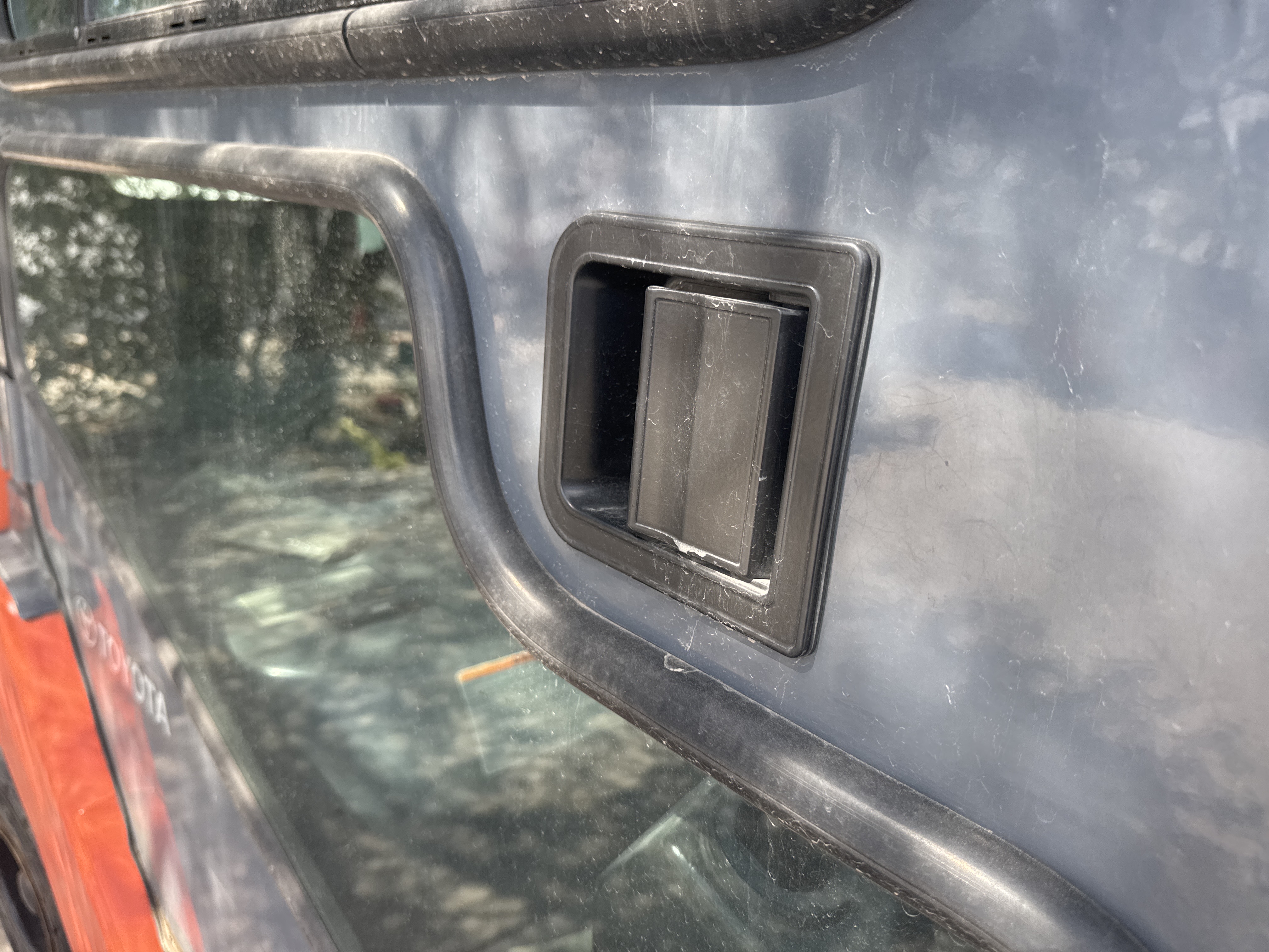 FLM-017-Toyota-8FDU30-Forklifts-inspection-Cabin-Door-handles-1