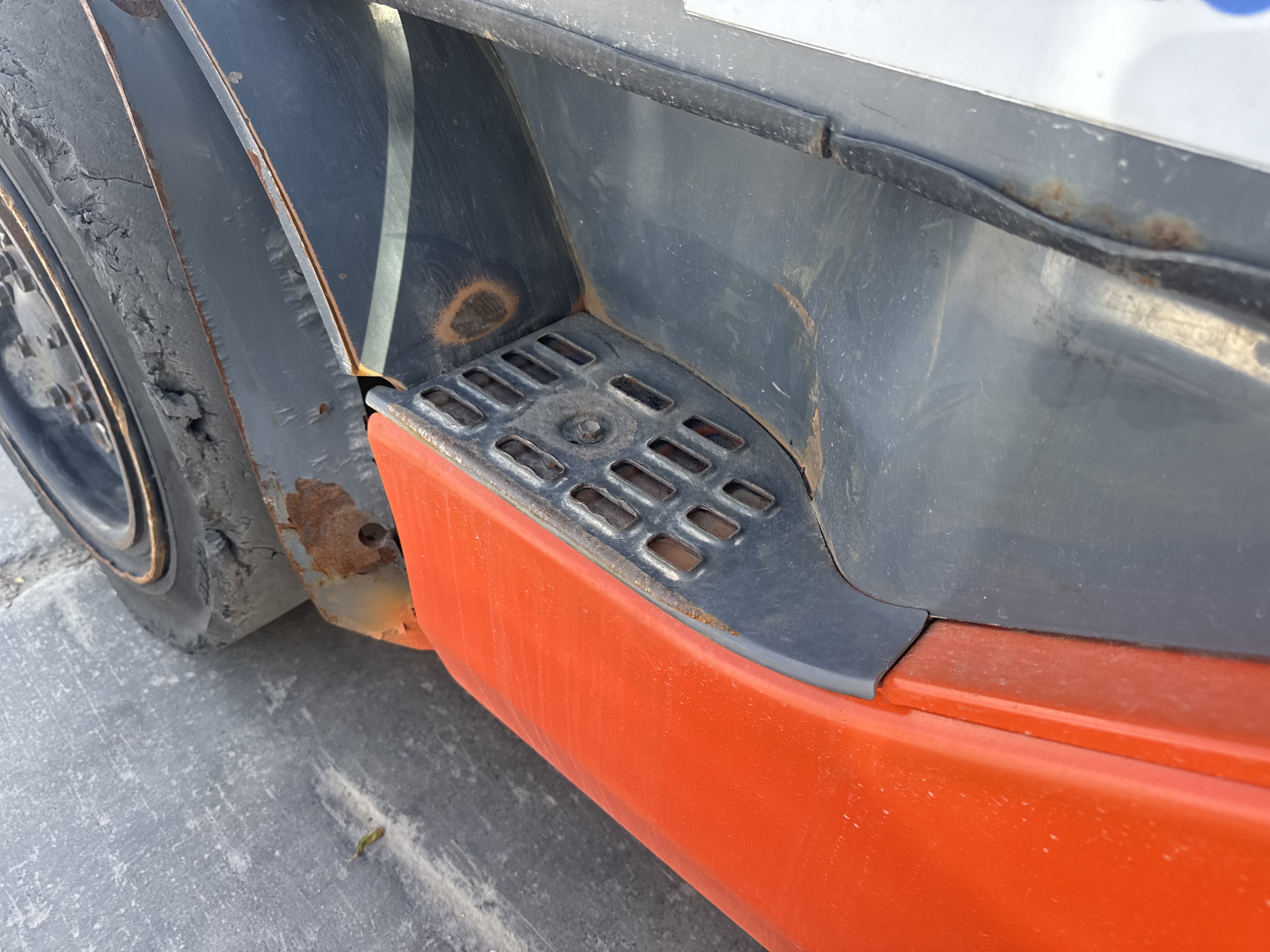FLM-017-Toyota-8FDU30-Forklifts-inspection-Structure-Steps/ladders-1