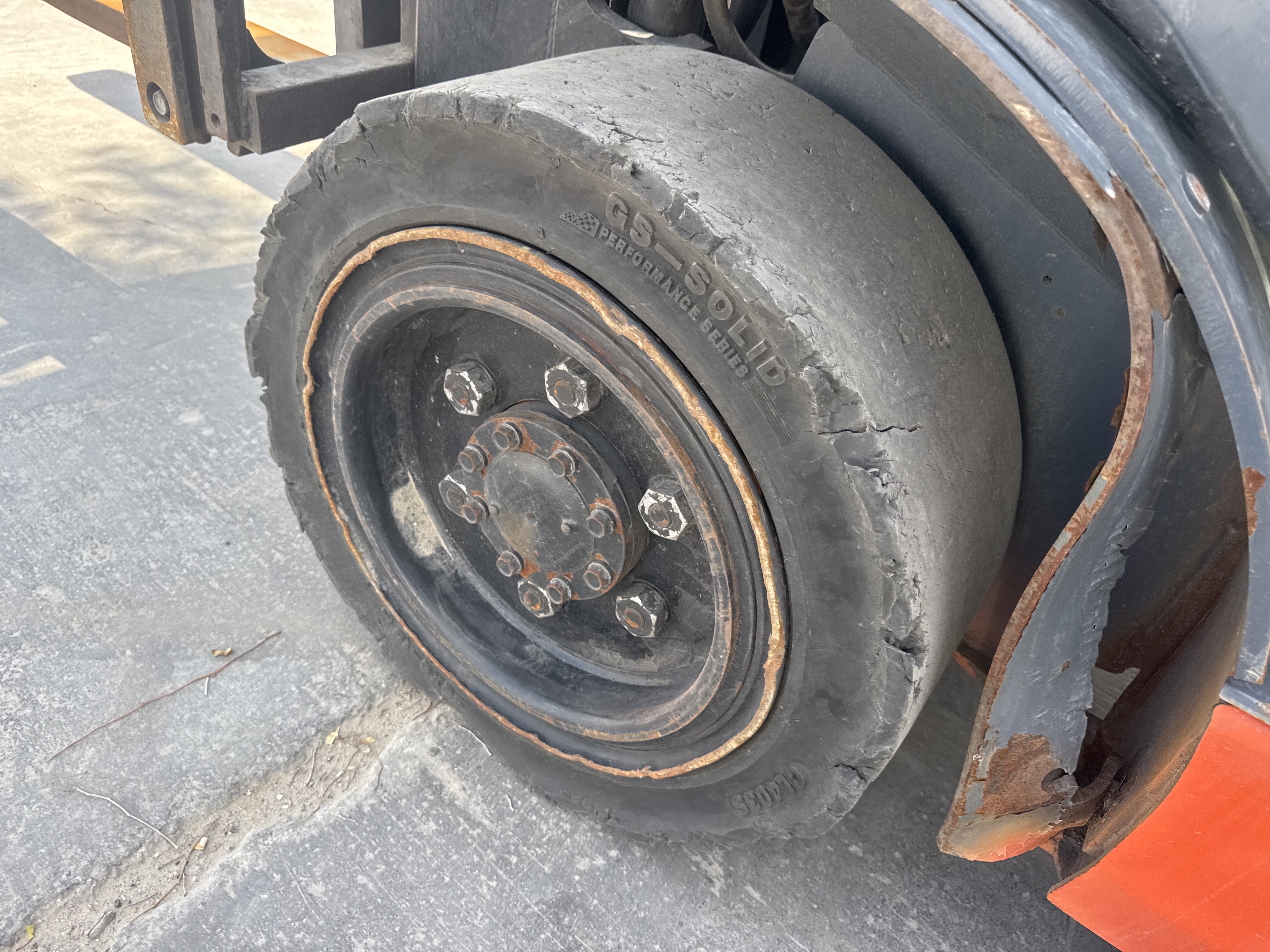 FLM-017-Toyota-8FDU30-Forklifts-inspection-Chassis-Left-front-tire-/-wheel-hub---condition-1