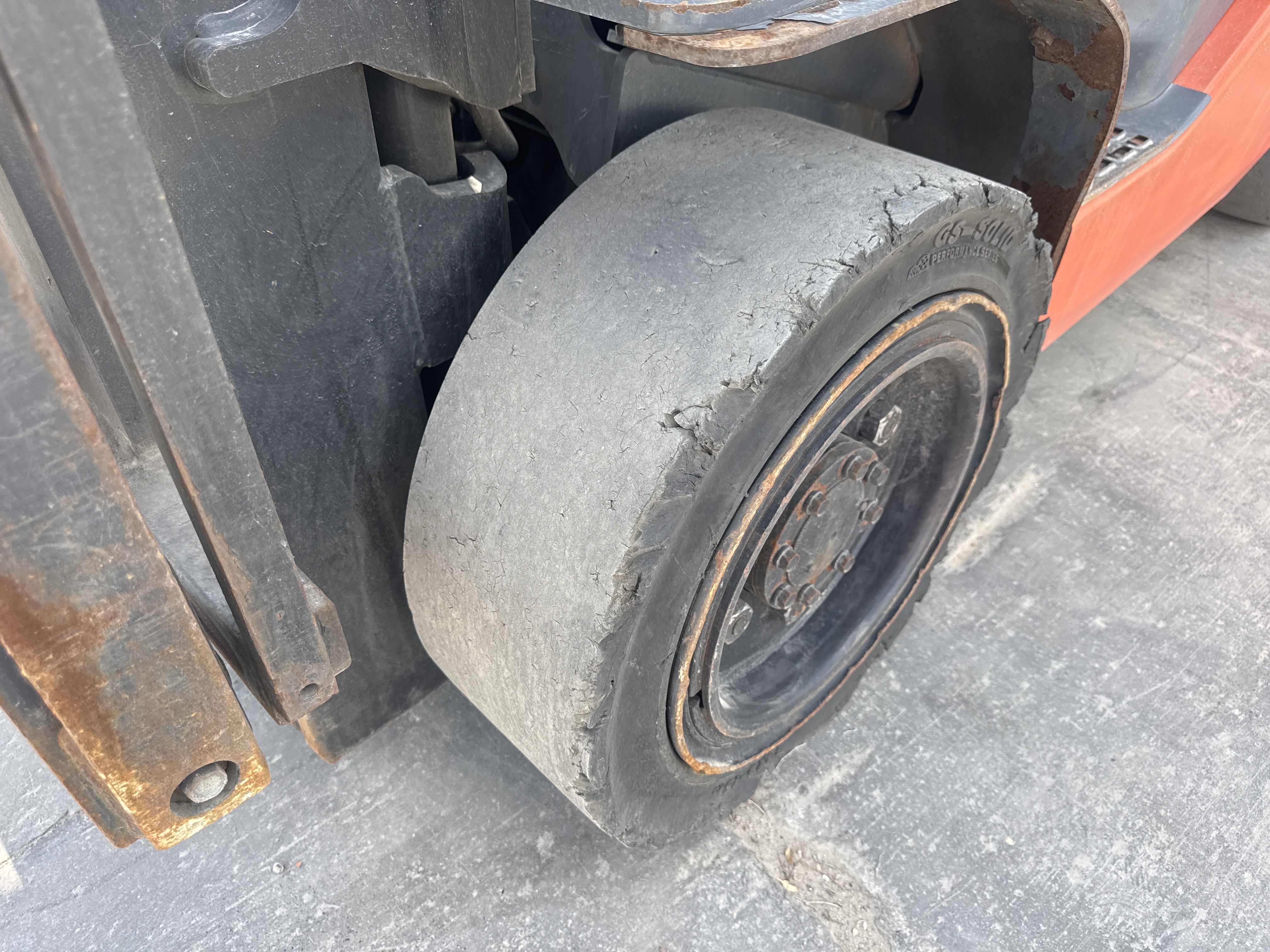 FLM-017-Toyota-8FDU30-Forklifts-inspection-Chassis-Left-front-tire-/-wheel-hub---condition-1